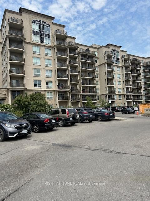 2 Maison Parc Court 403, Vaughan, ON L4J 9K4