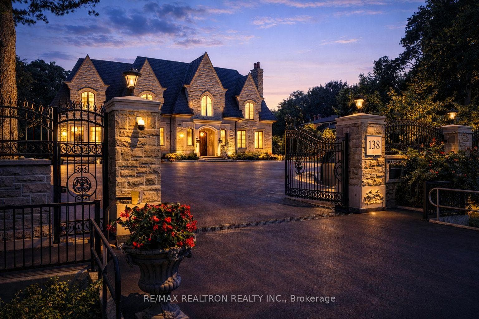 138 Centre Street, Vaughan, ON L4J 1G4