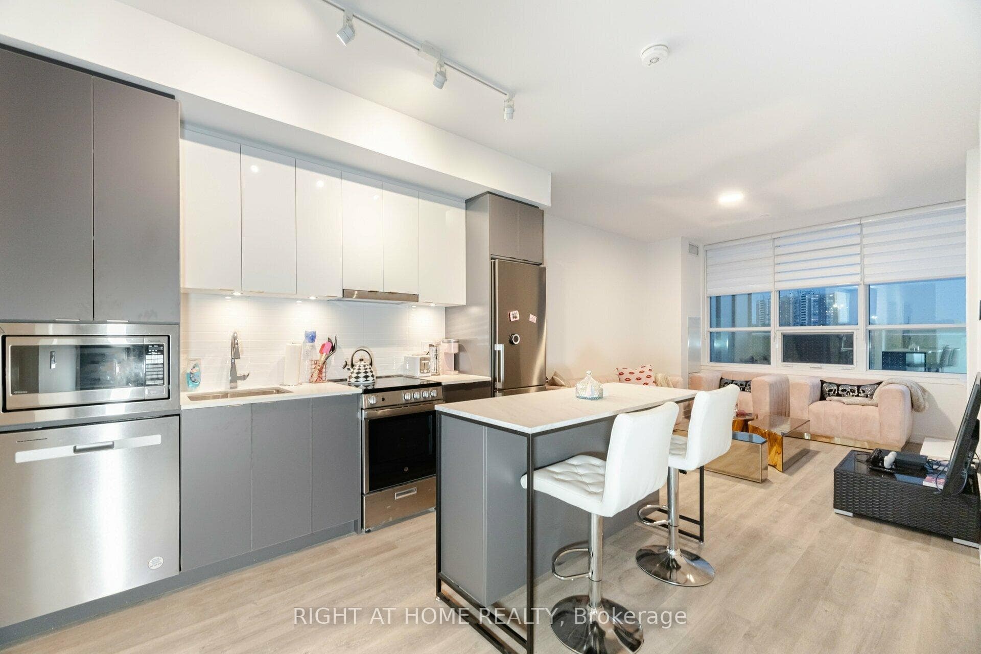 50 Upper MAll Way B-226, Vaughan, ON L4J 0L8
