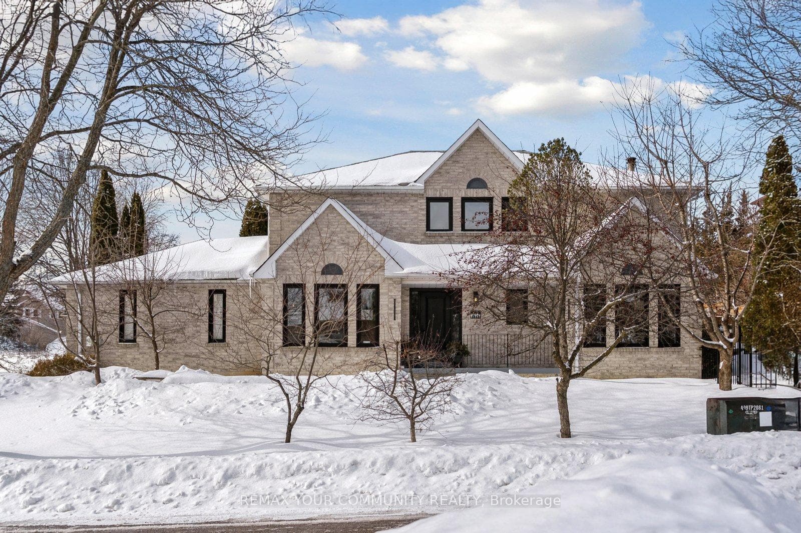 16 Autumn Way, Aurora, ON L4G 4P1