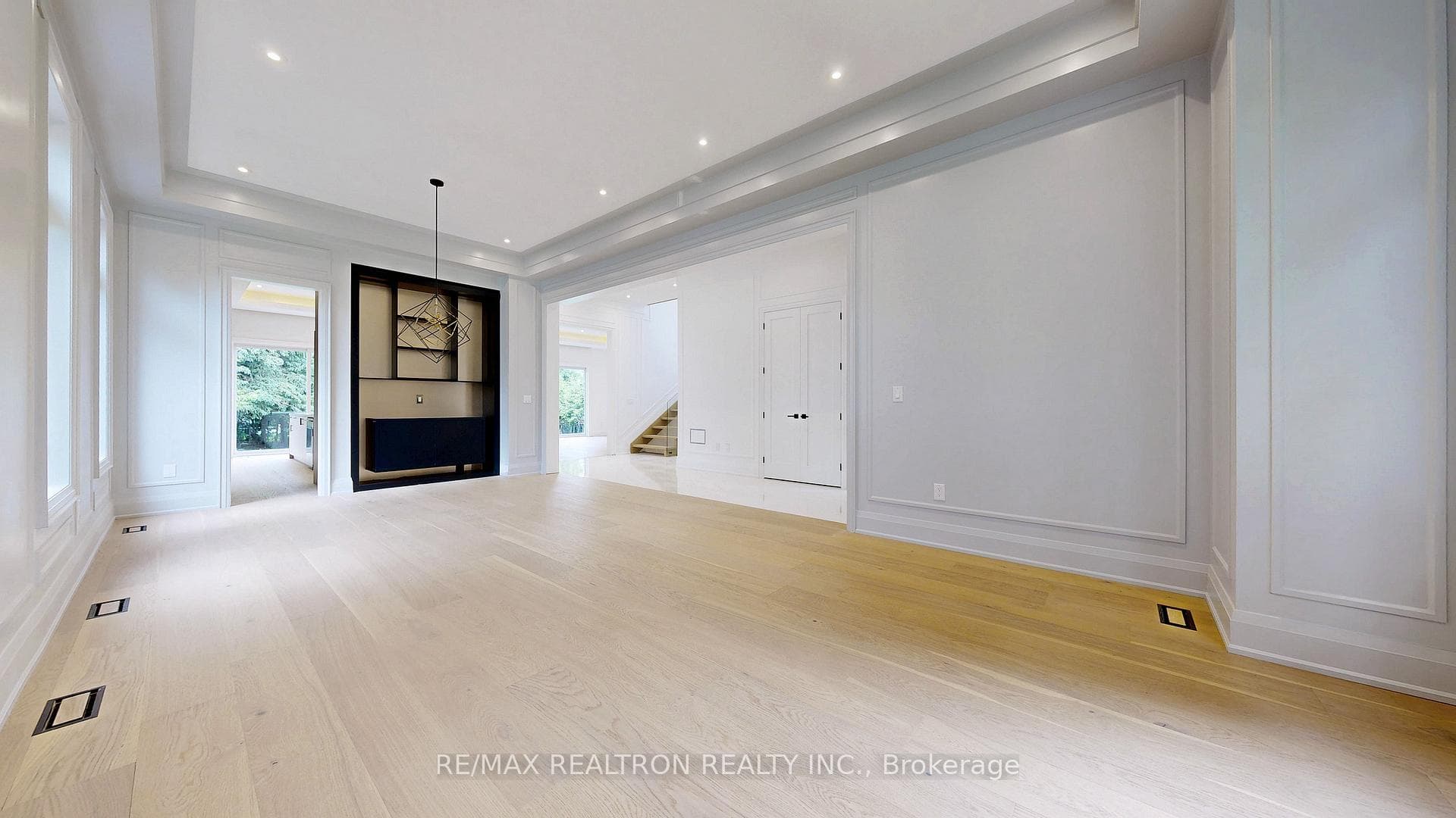 32 Cossar Drive, Aurora, ON L4G 3N8
