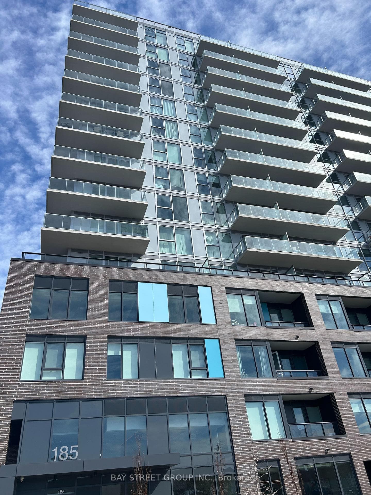 185 Deerfield Drive 612, Newmarket, ON L3Y 0G7
