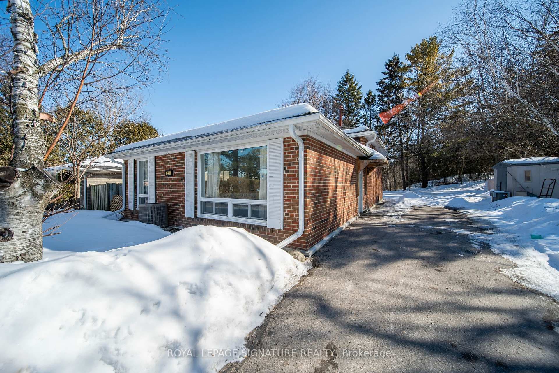 21 Huron Court, Aurora, ON L4G 2X7