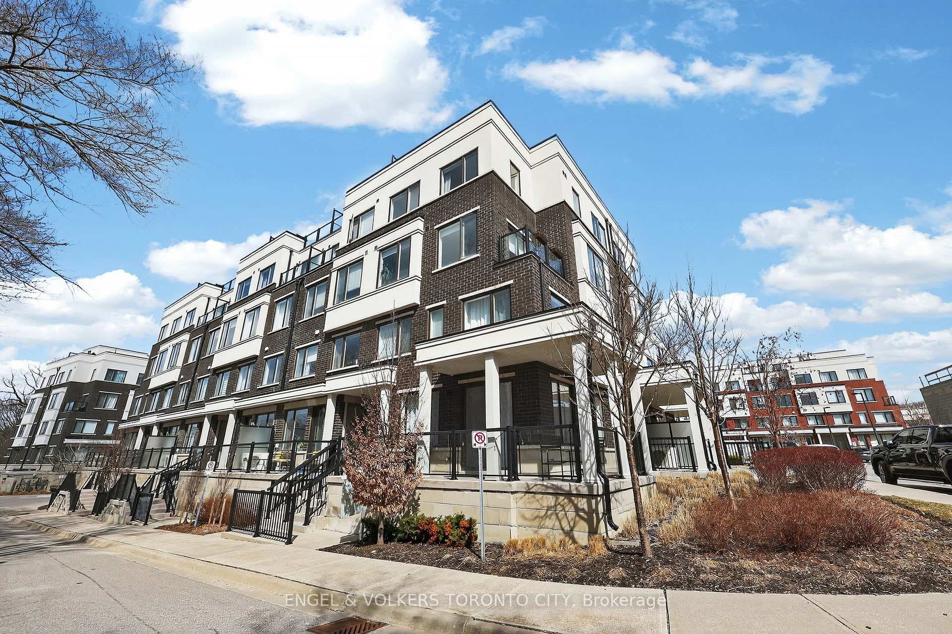 300 Alex Gardner Circle 42, Aurora, ON L4G 3G5