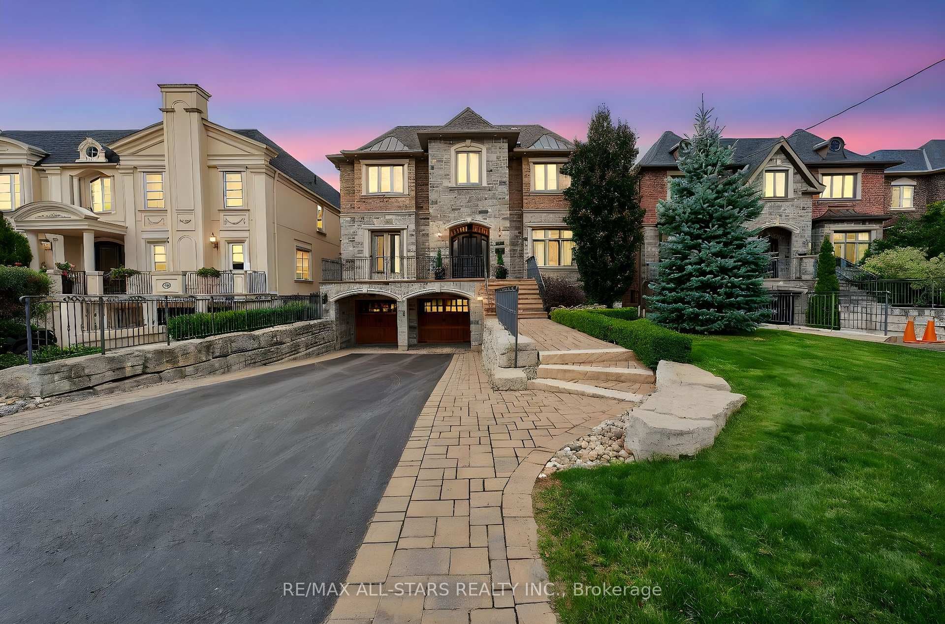 126 Hillview Road, Aurora, ON L4G 2M5