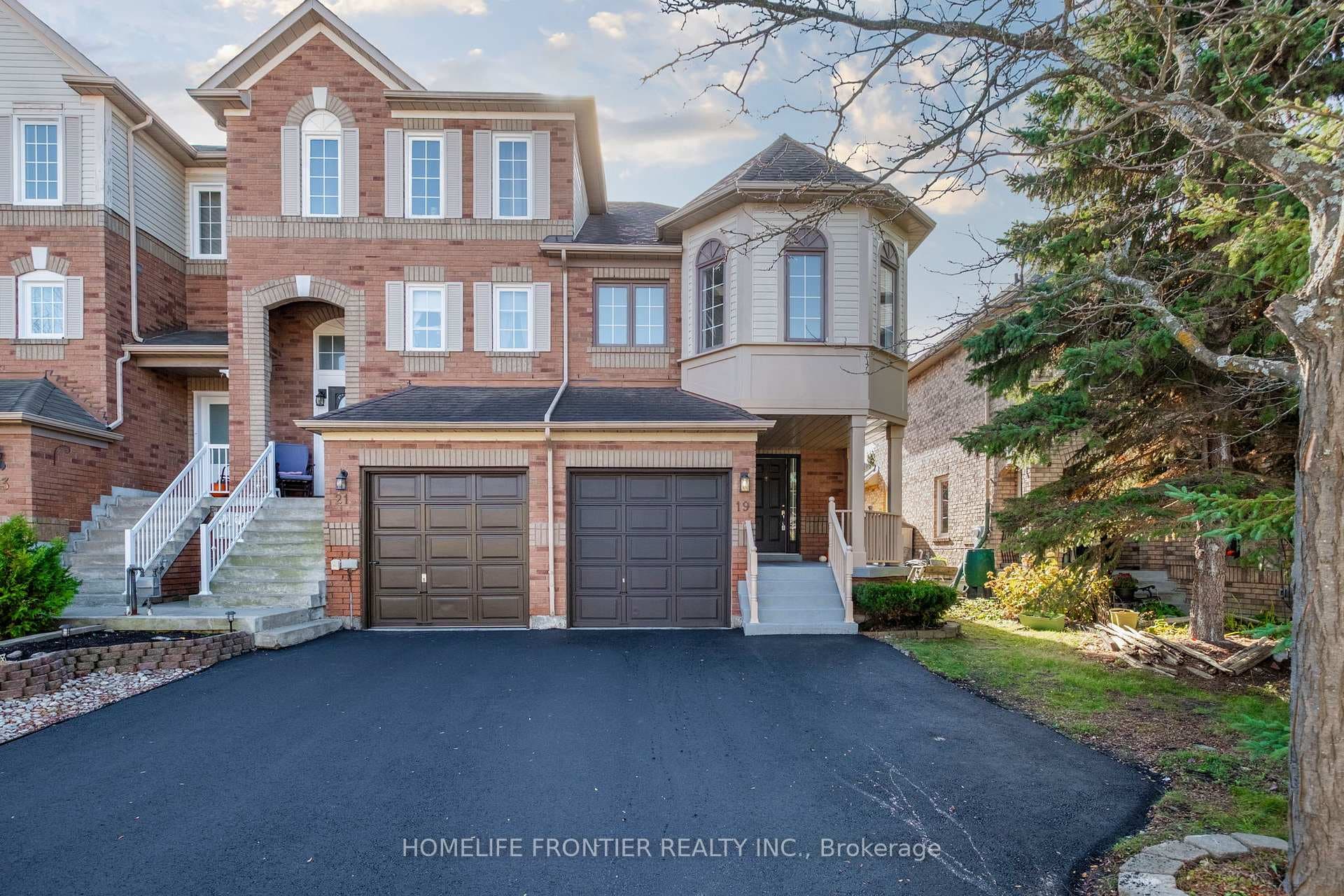 19 Bowler Street, Aurora, ON L4G 7J2