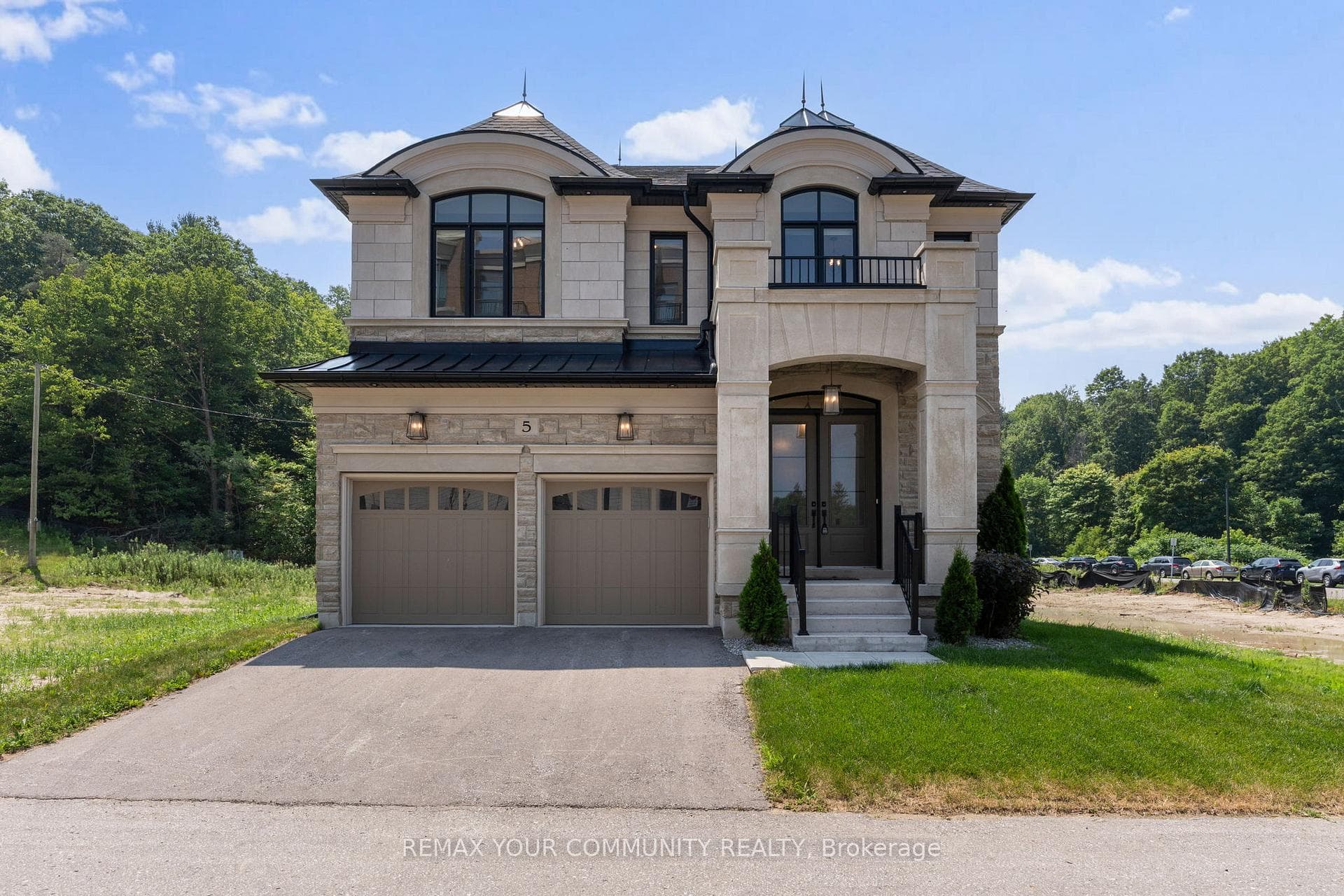 5 Phila Lane, Aurora, ON L4G 4A1