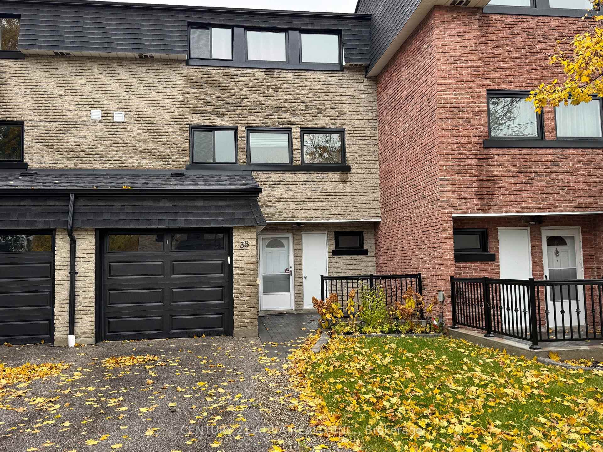 38 Henderson Drive, Aurora, ON L4G 3L2