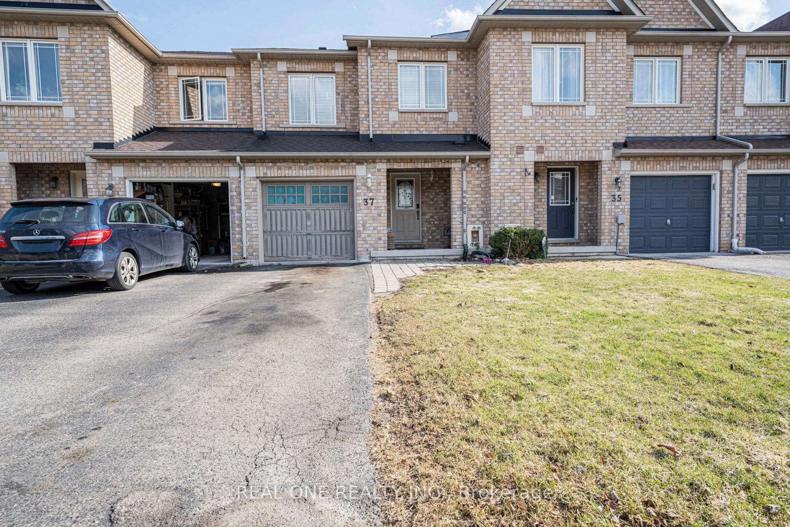 37 Bilbrough Street, Aurora, ON L4G 7W3