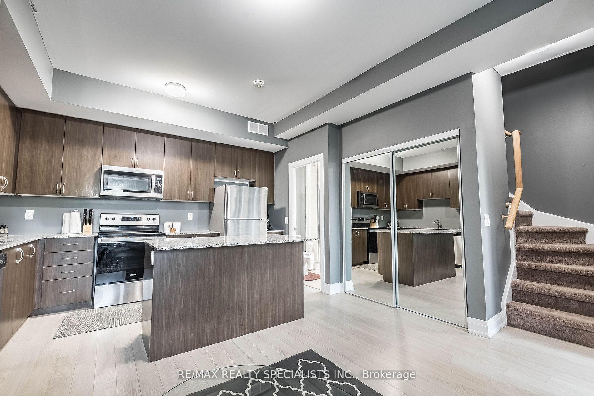 5279 Highway 7 N/A 402 B, Vaughan, ON L4L 1T4