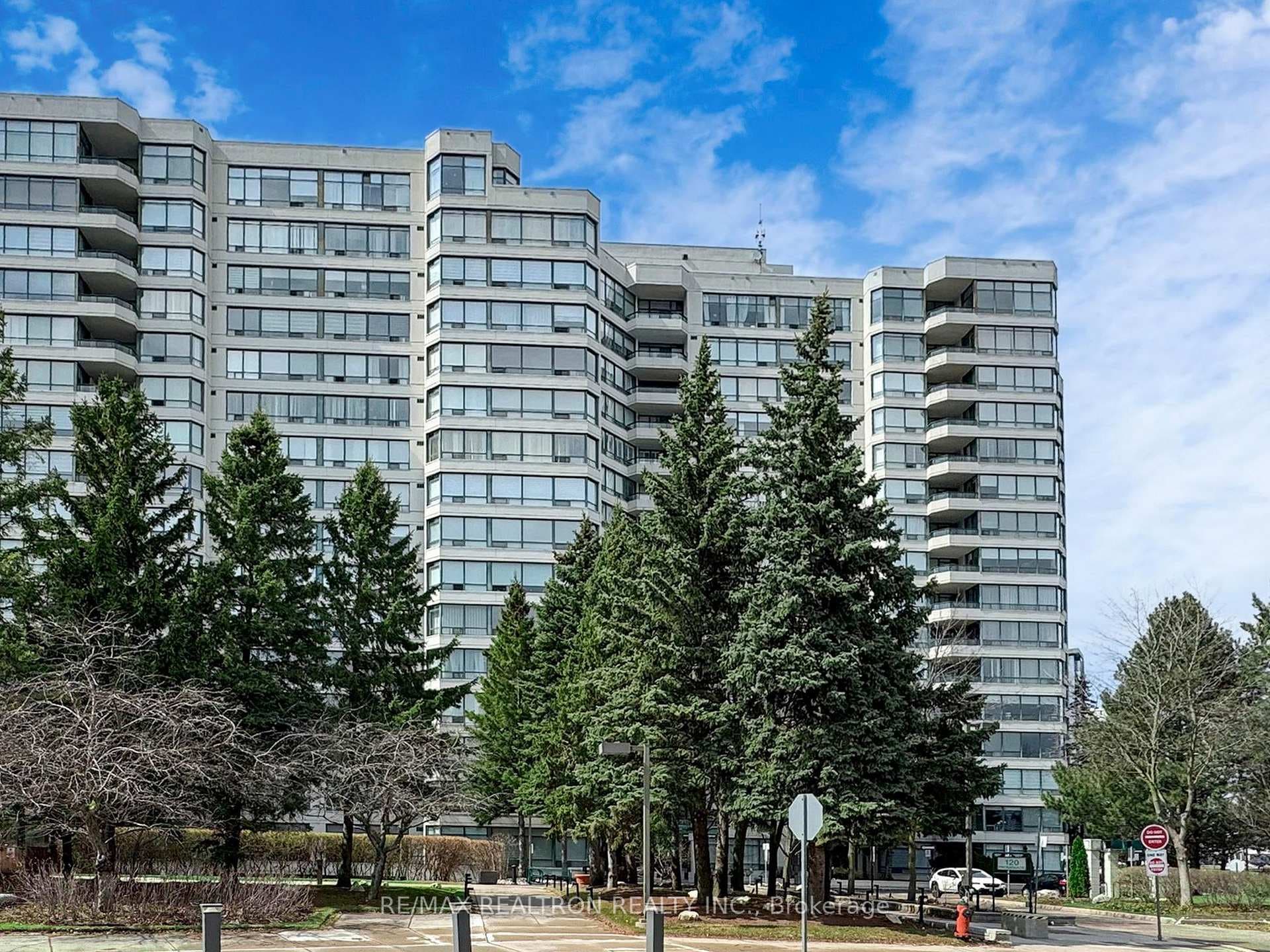 120 Promenade Circle 406, Vaughan, ON L4J 7W9