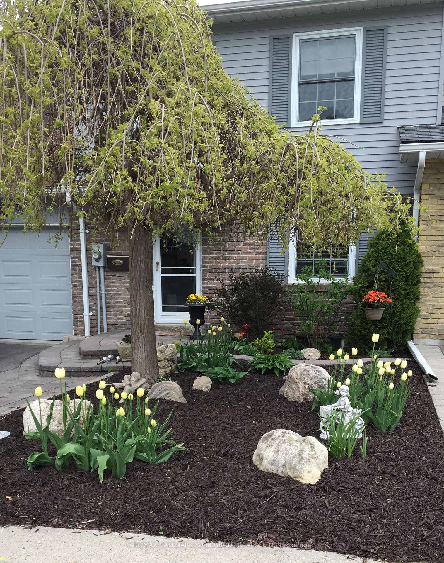 35 Parkland Court, Aurora, ON L4G 3M5