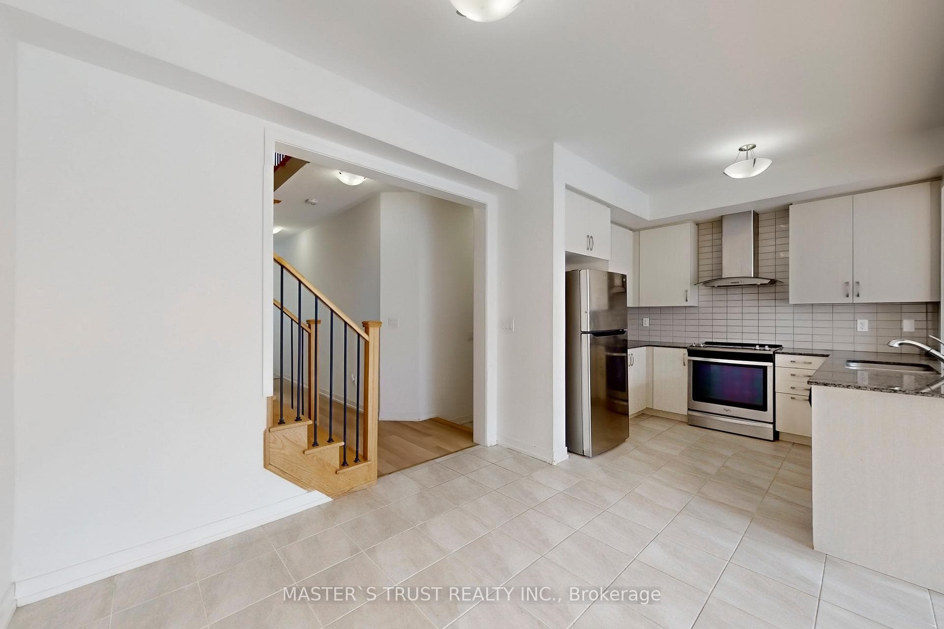 208 Harding Park Street, Newmarket, ON L3Y 0E3