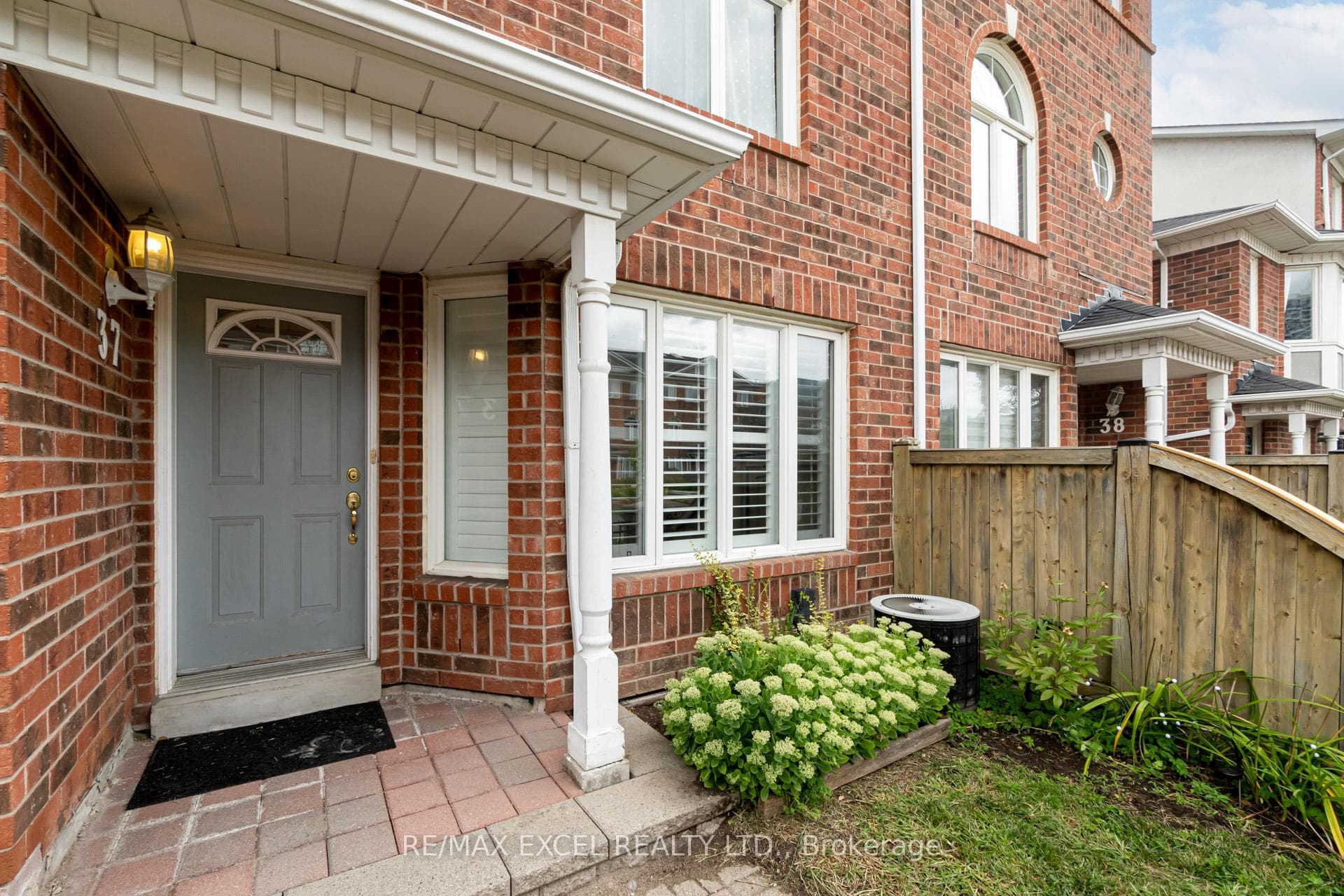 18 Clark Avenue W 37, Vaughan, ON L4J 8H1