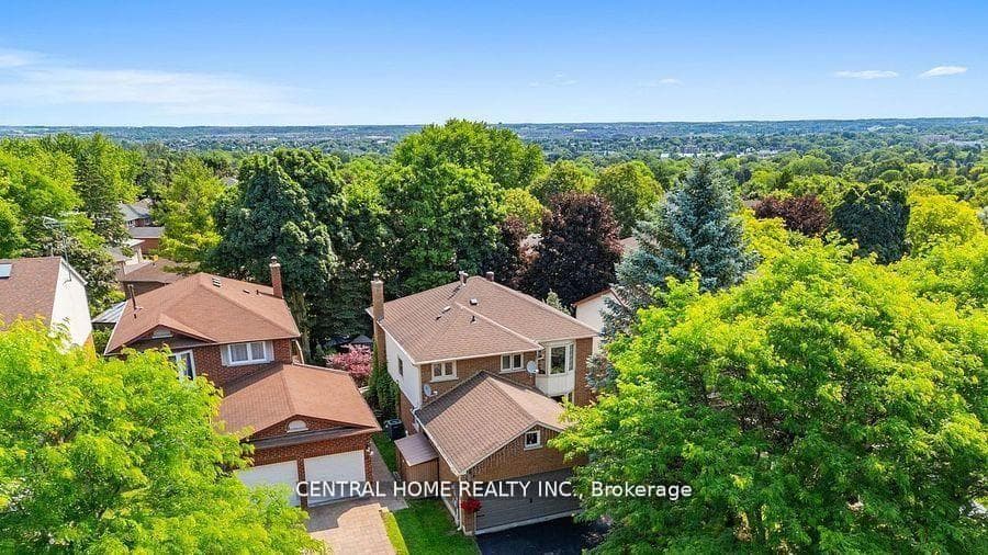 30 Moffat Crescent, Aurora, ON L4G 4Z8