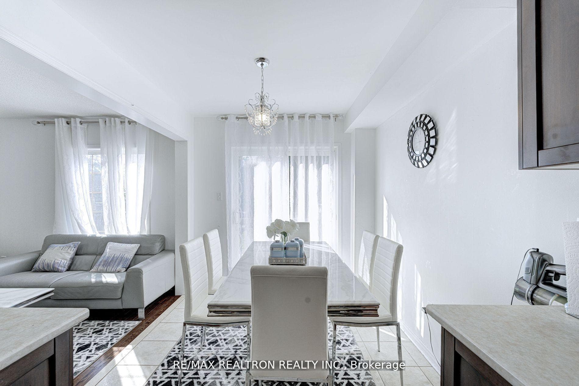 88 Banbrooke Crescent, Newmarket, ON L3X 2W9