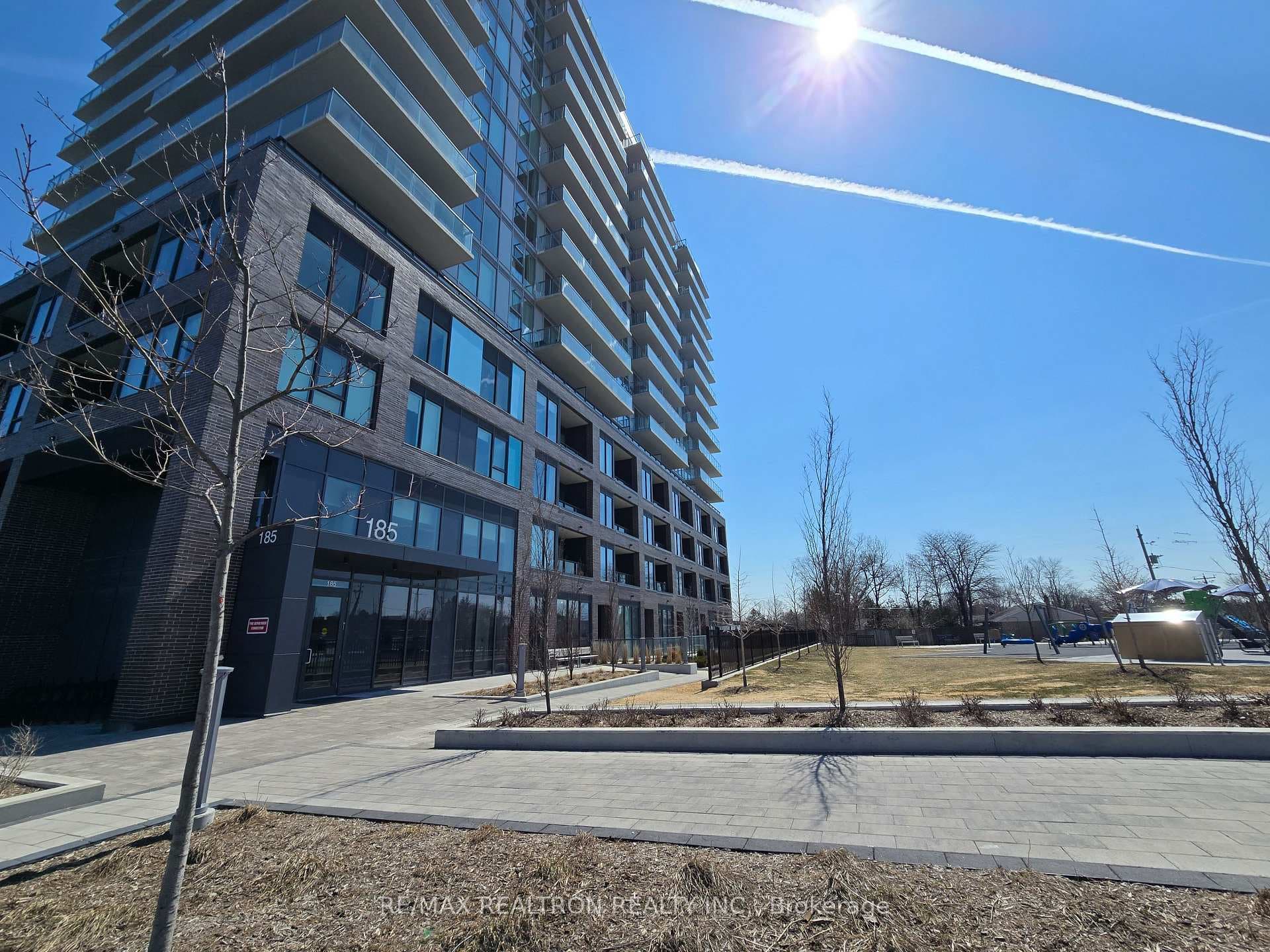 185 Deerfield Road 301, Newmarket, ON L3Y 0G7