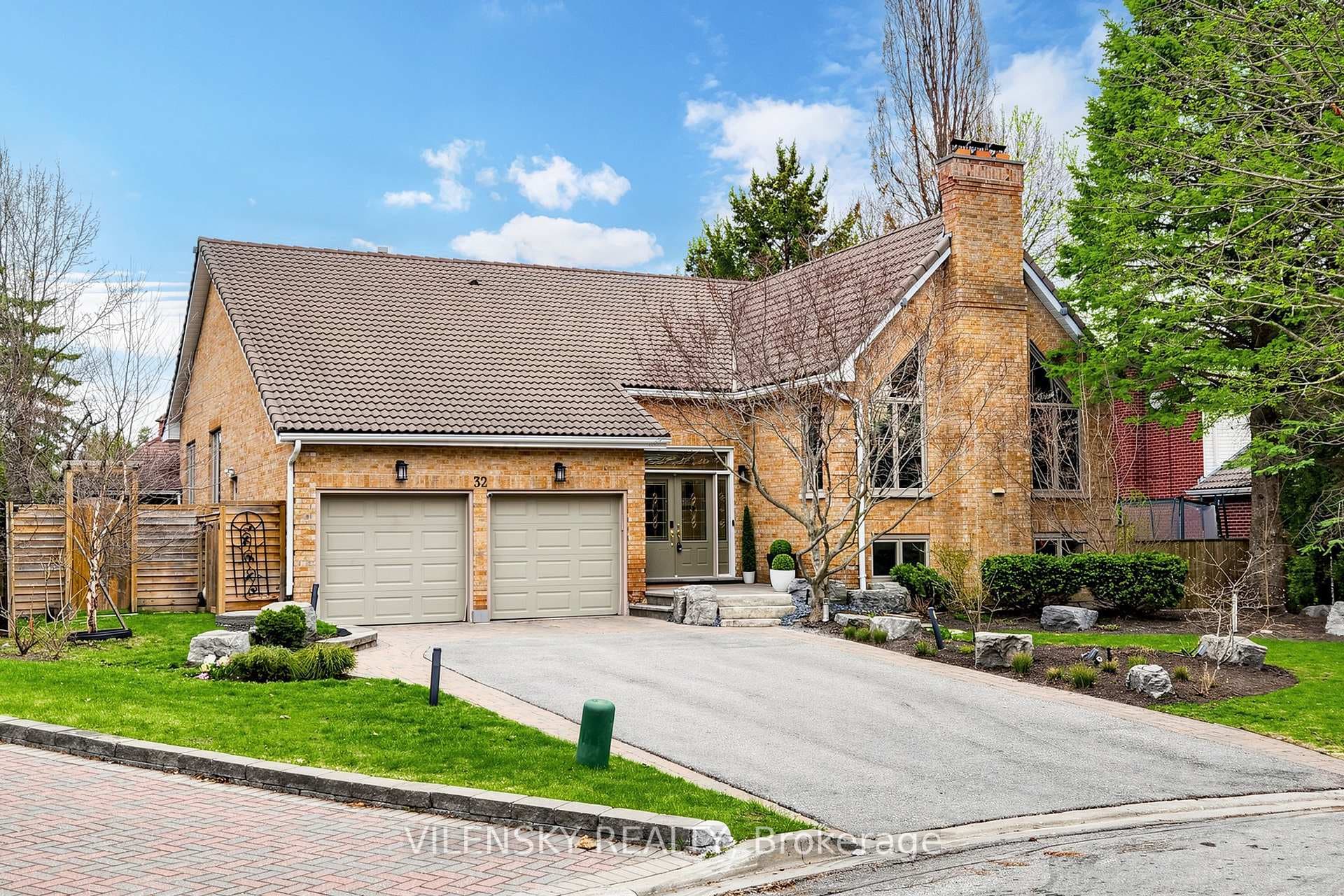 32 Whitfield Court, Aurora, ON L4G 5L7
