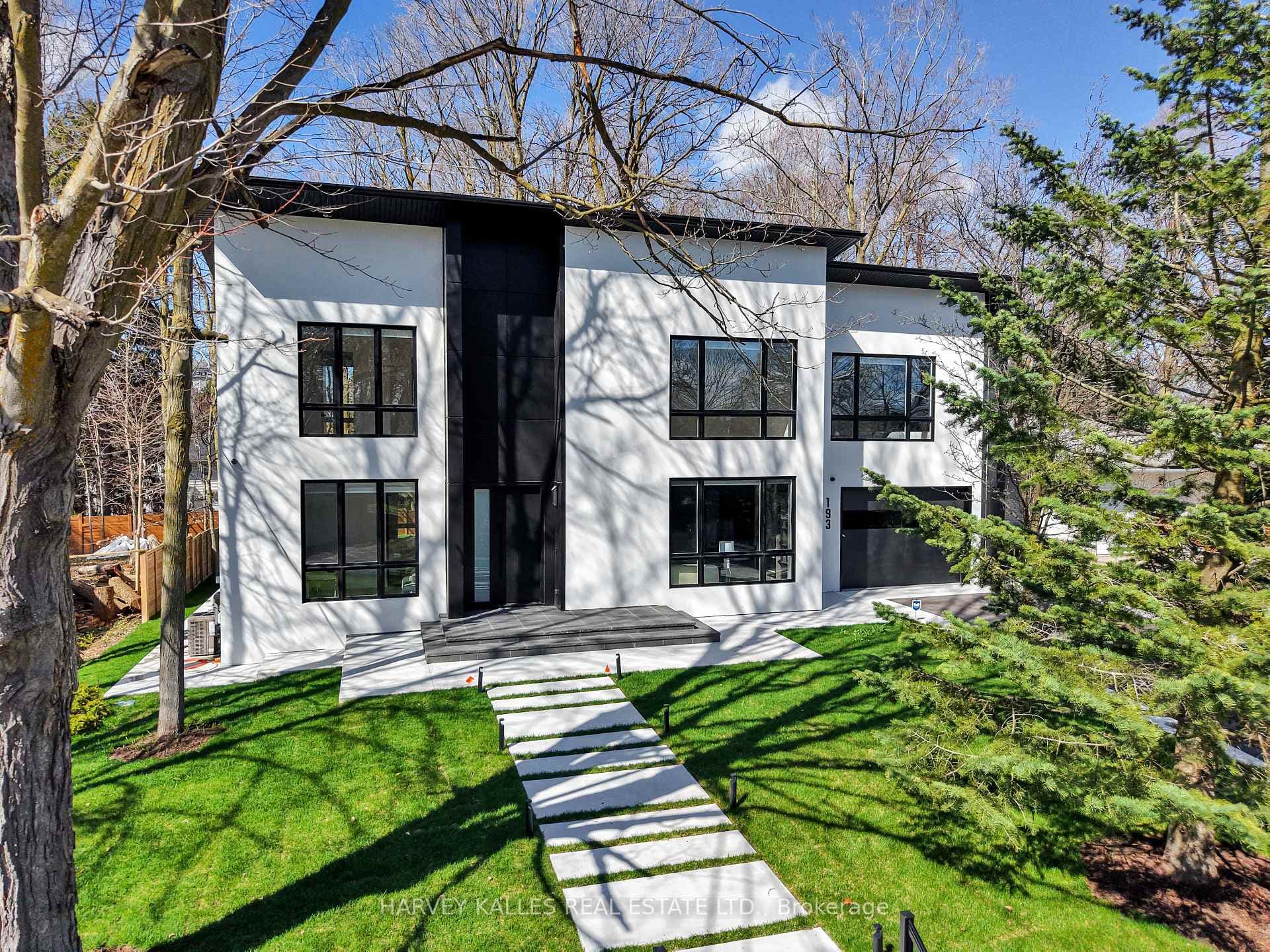 193 Beechwood Crescent, Newmarket, ON L3Y 1W2