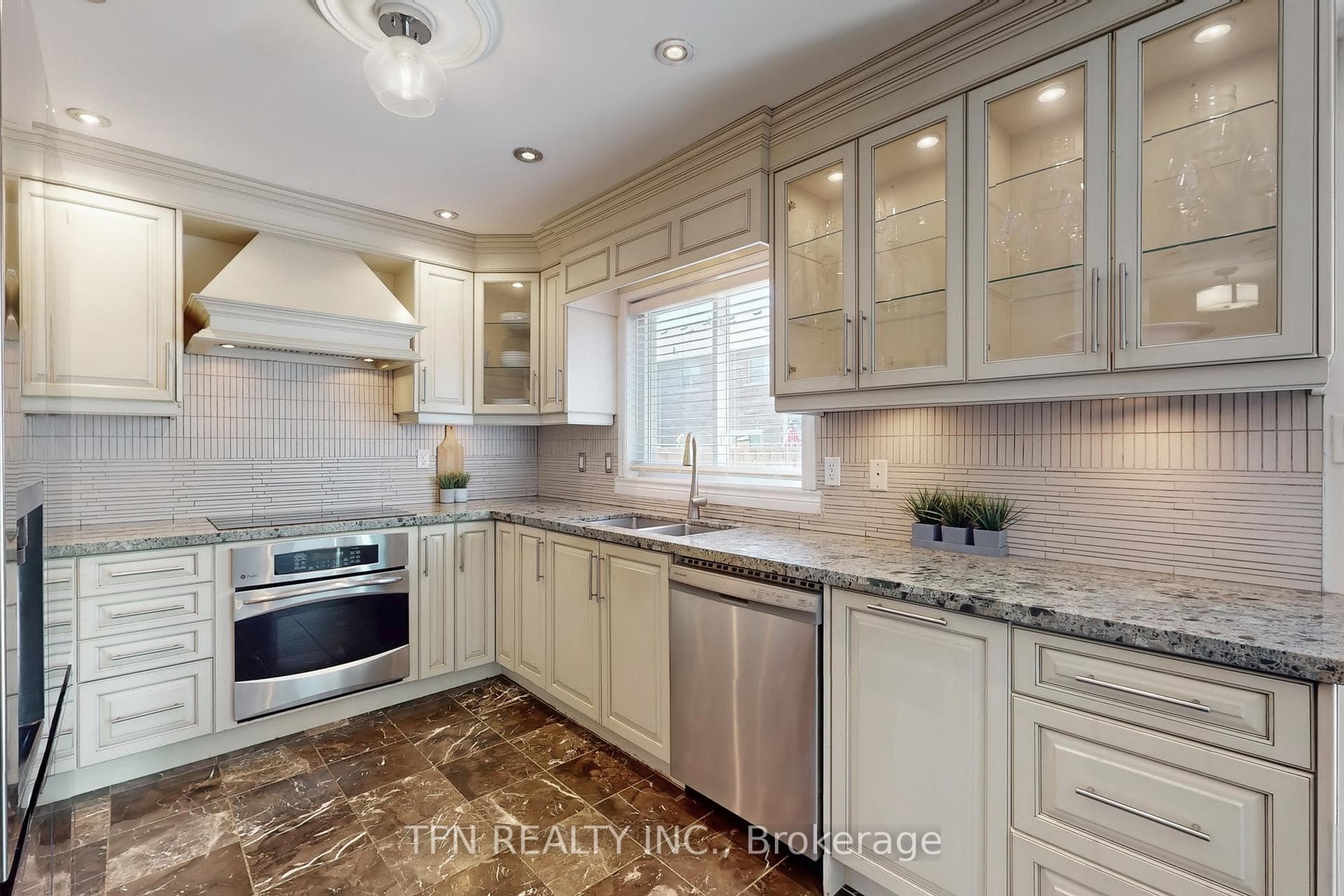 24 Lucerne Drive, Vaughan, ON L4H 2Y2