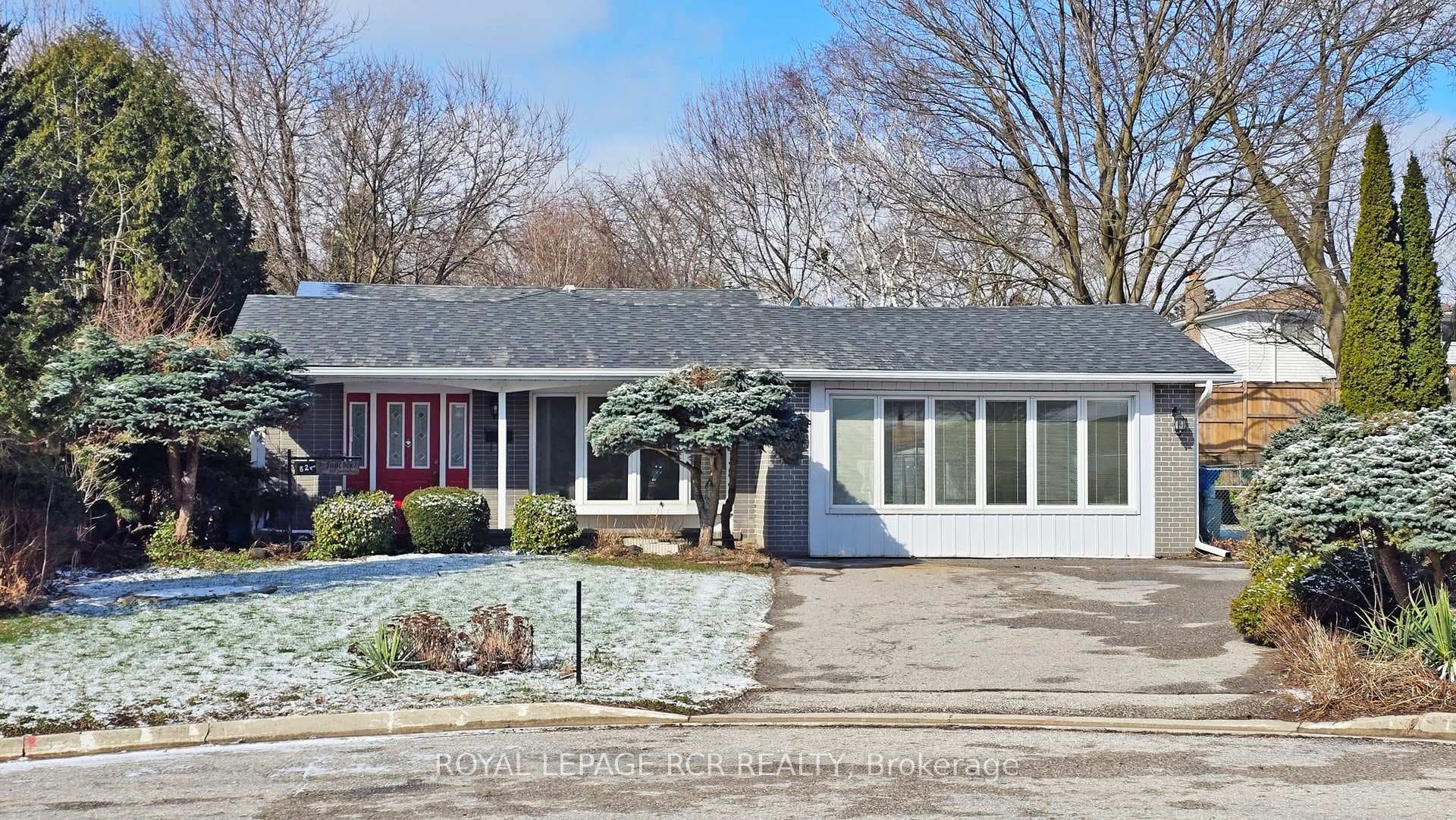 827 Legge Court, Newmarket, ON L3Y 3J1