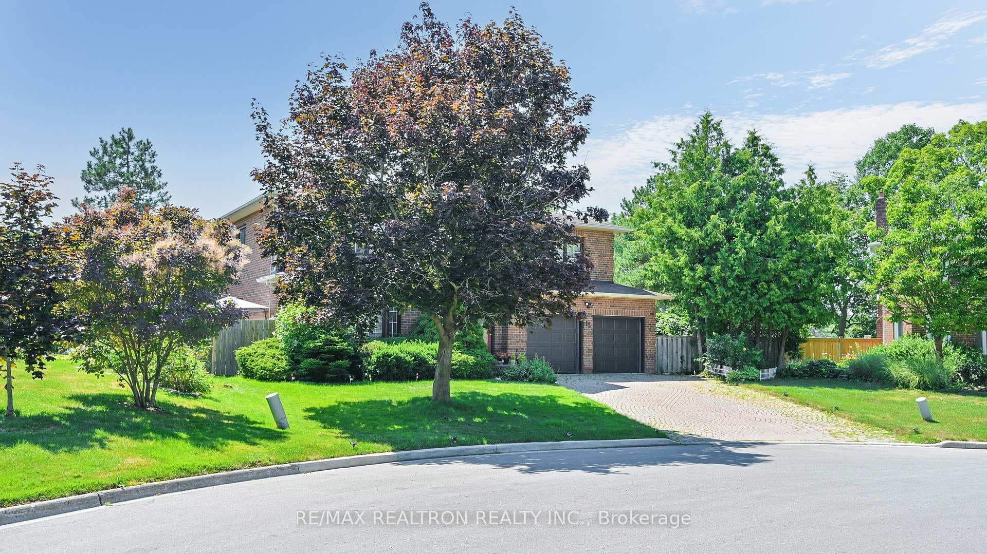 12 Greenbriar Court, Aurora, ON L4G 5X6