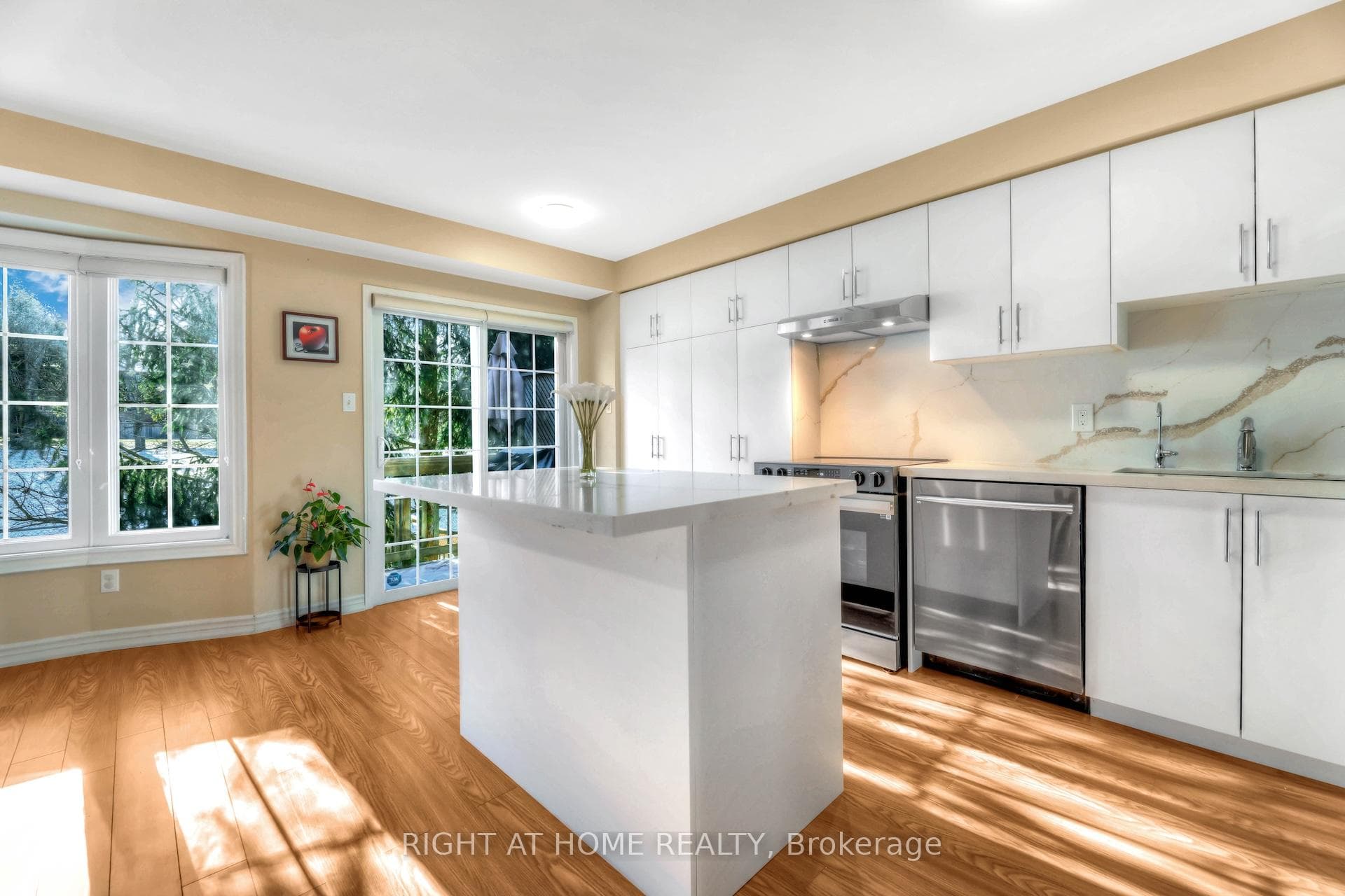 130 Mosaics Avenue, Aurora, ON L4G 7L5