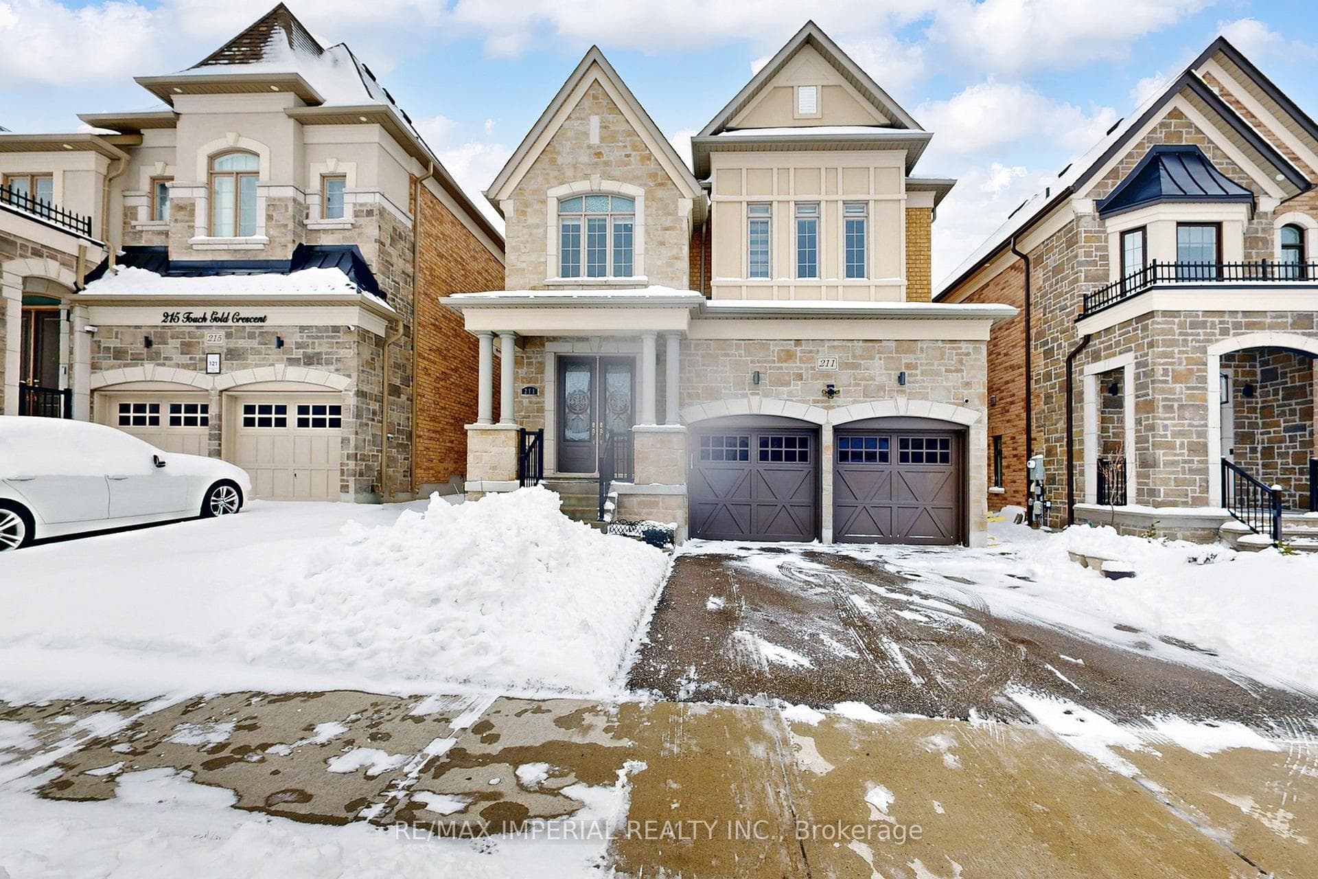 211 Touch Gold Crescent, Aurora, ON L4G 3X4