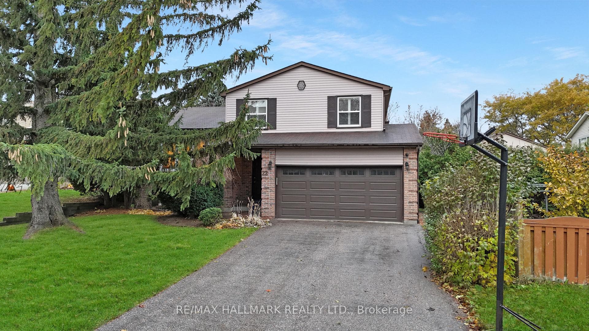 22 Avondale Crescent, Aurora, ON L4G 3P6