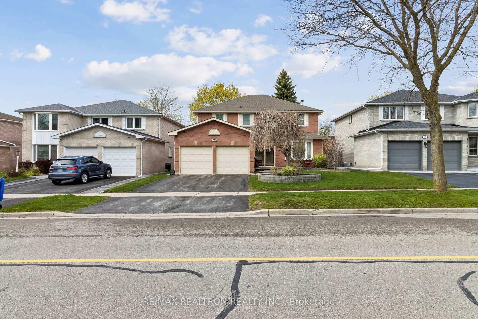 693 Leslie Valley Drive, Newmarket, ON L3Y 7J6
