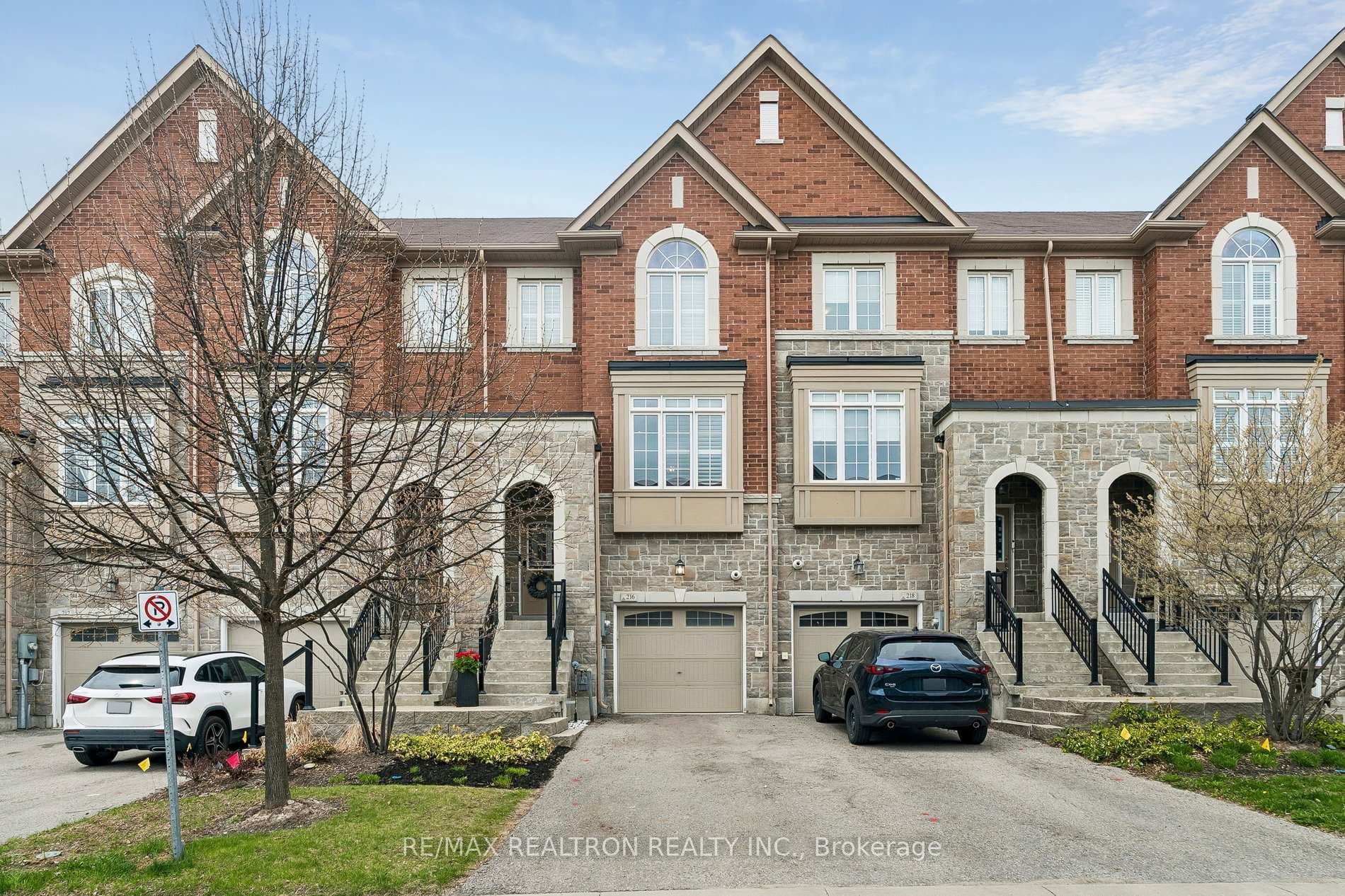 216 Appleton Court, Newmarket, ON L3Y 0B8
