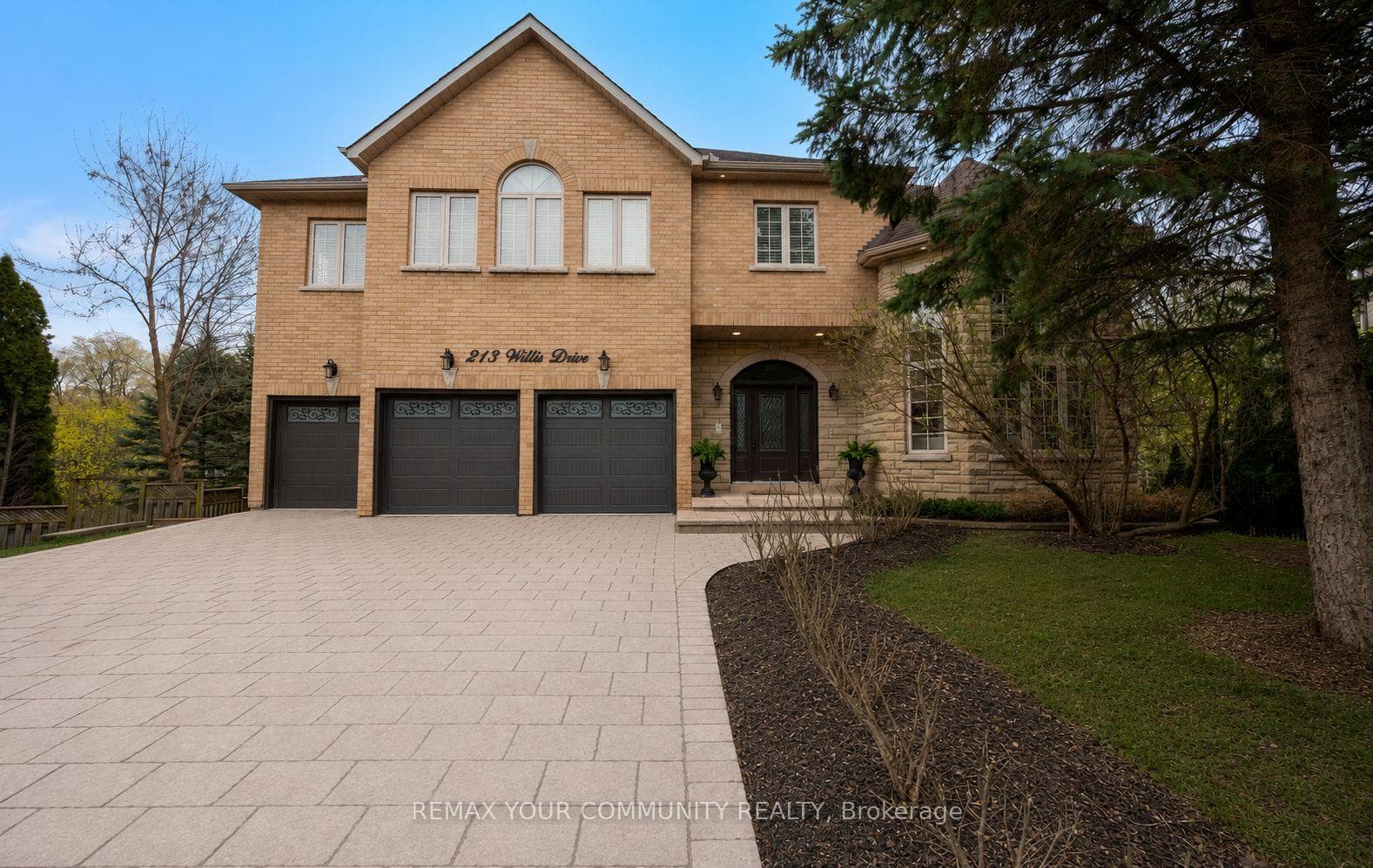 213 Willis Drive, Aurora, ON L4G 7M2