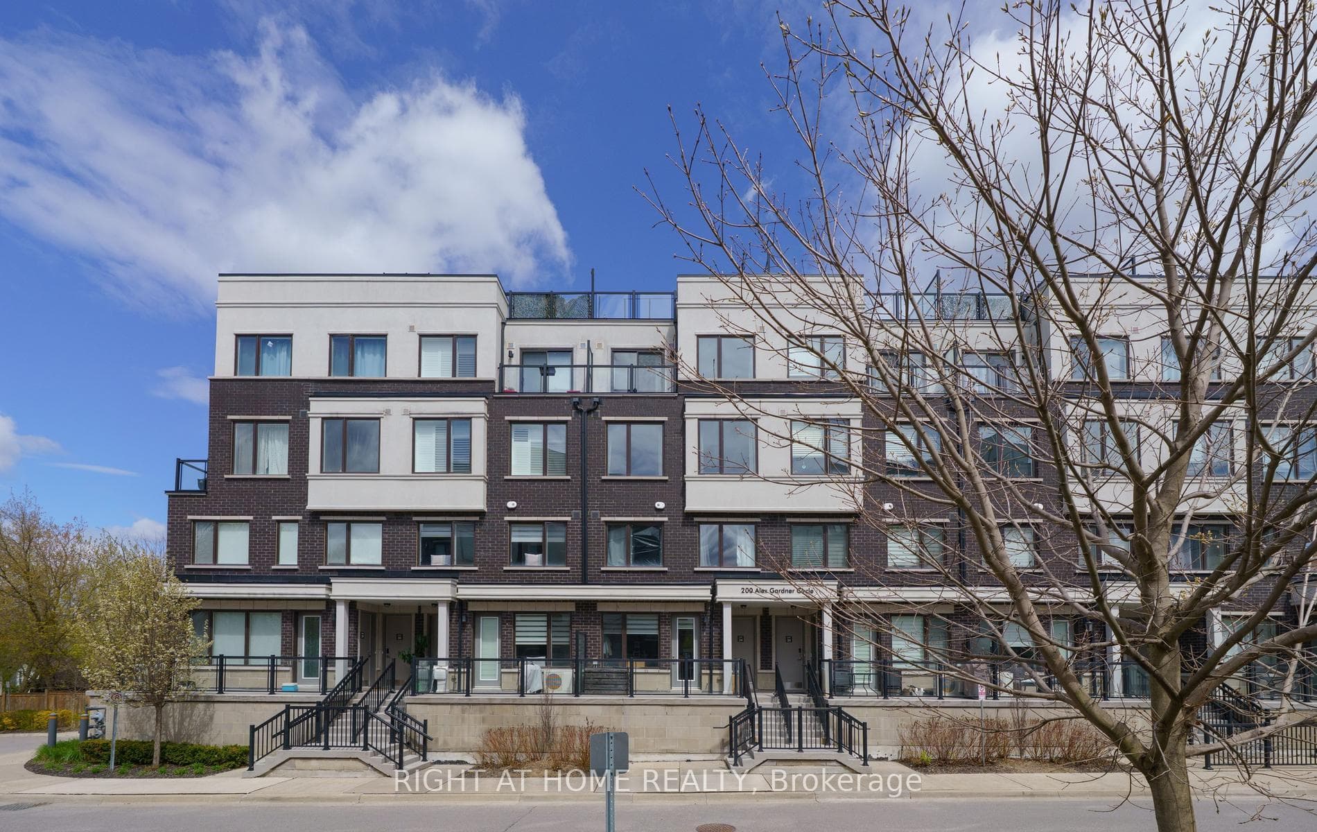 200 Alex Gardner Circle 34, Aurora, ON L4G 3G5