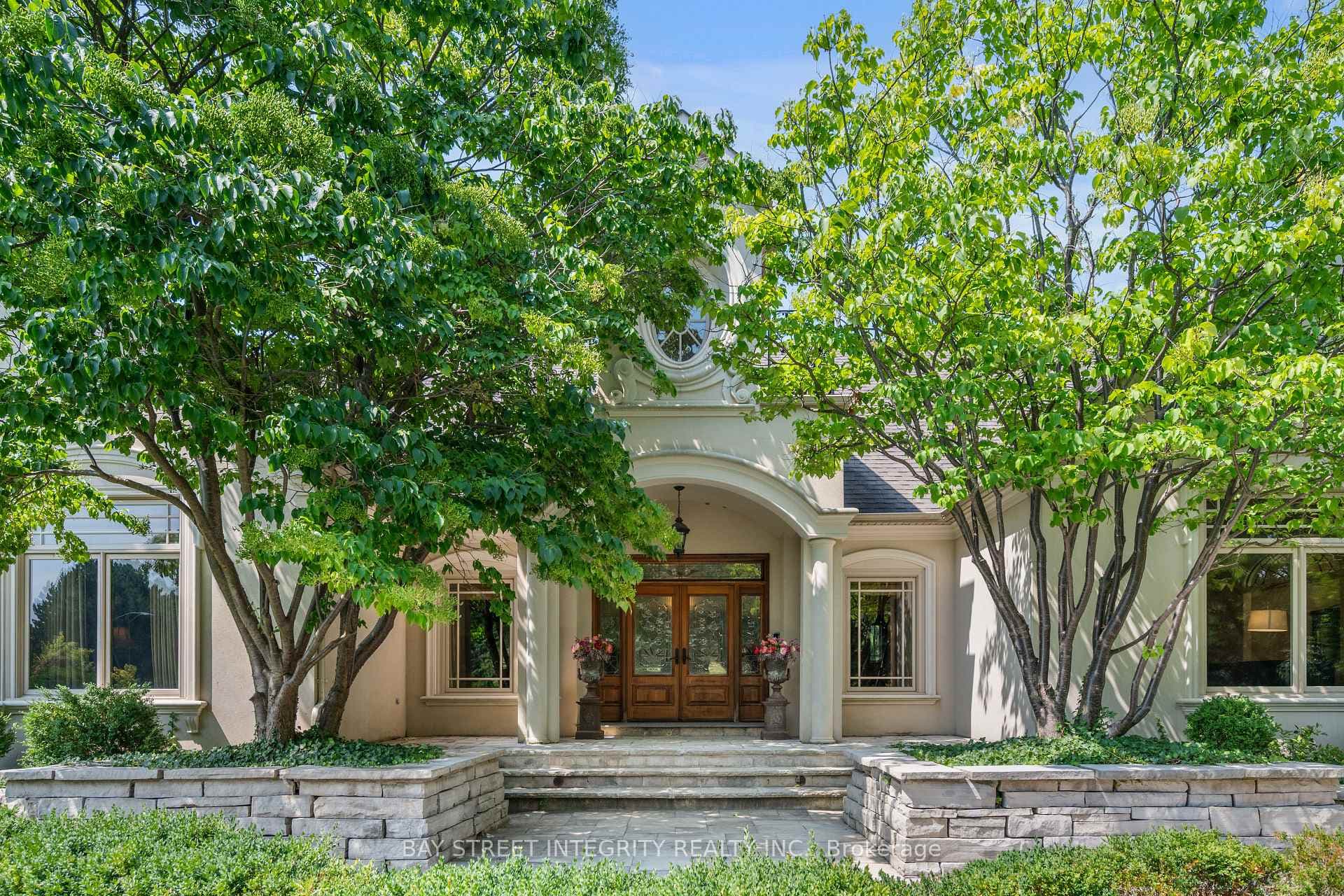 12 Alm Court, Aurora, ON L4G 6W8