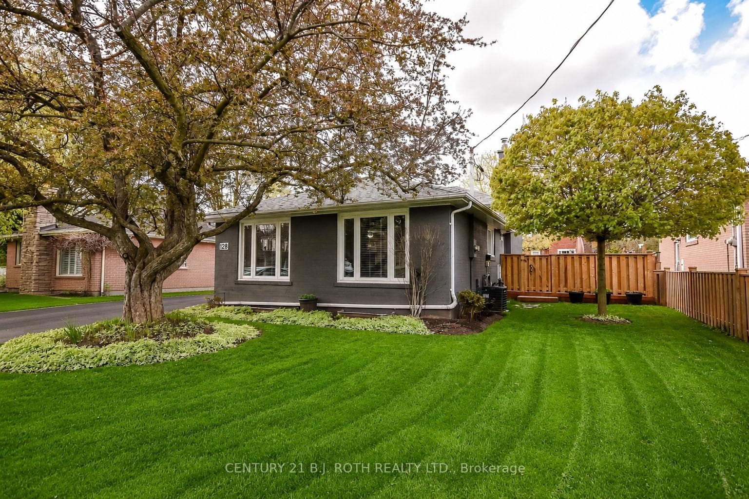 128 Cherrywood Drive, Newmarket, ON L3Y 2X7