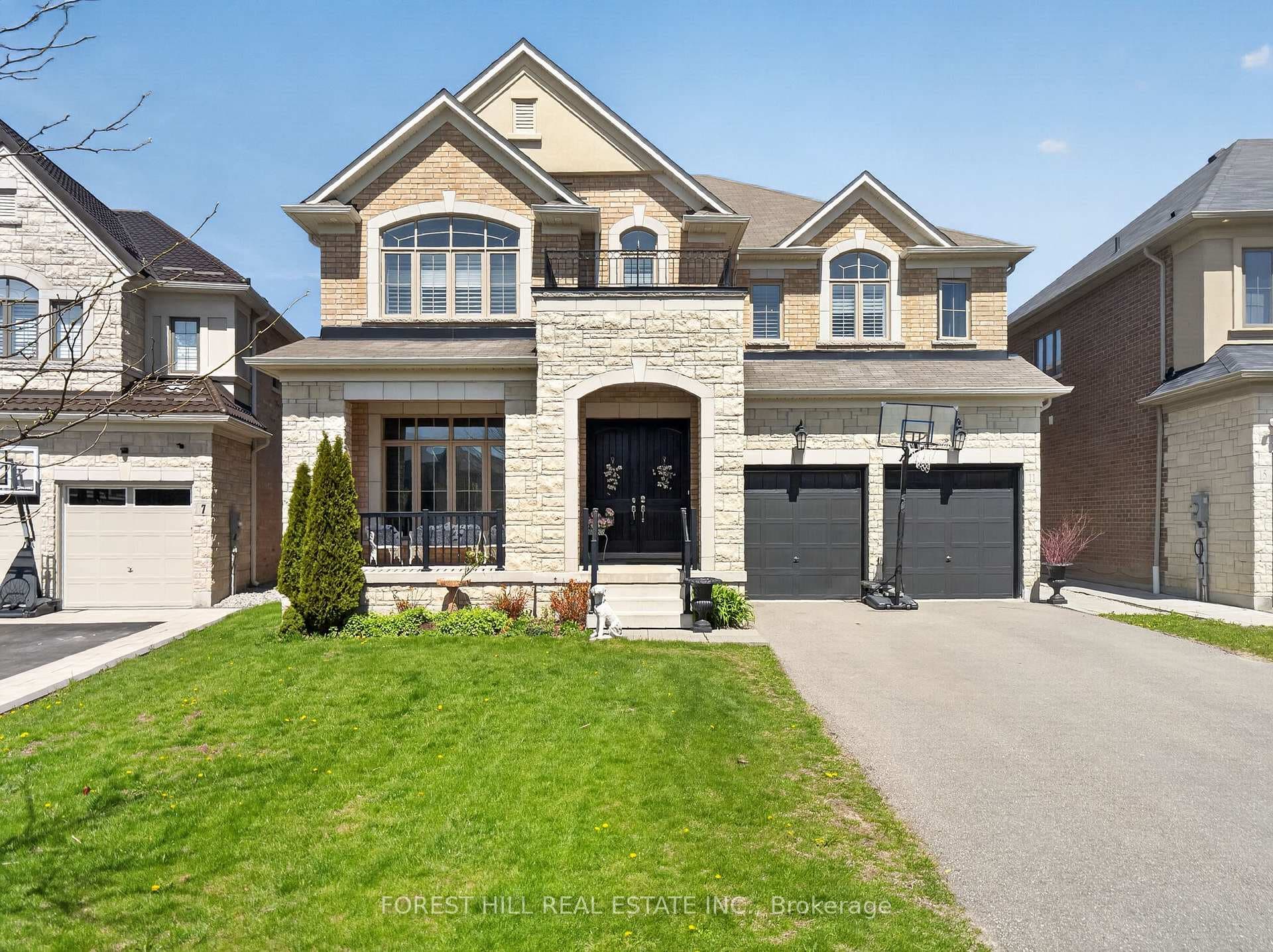 11 Carm Shier Court, Newmarket, ON L3X 0K3