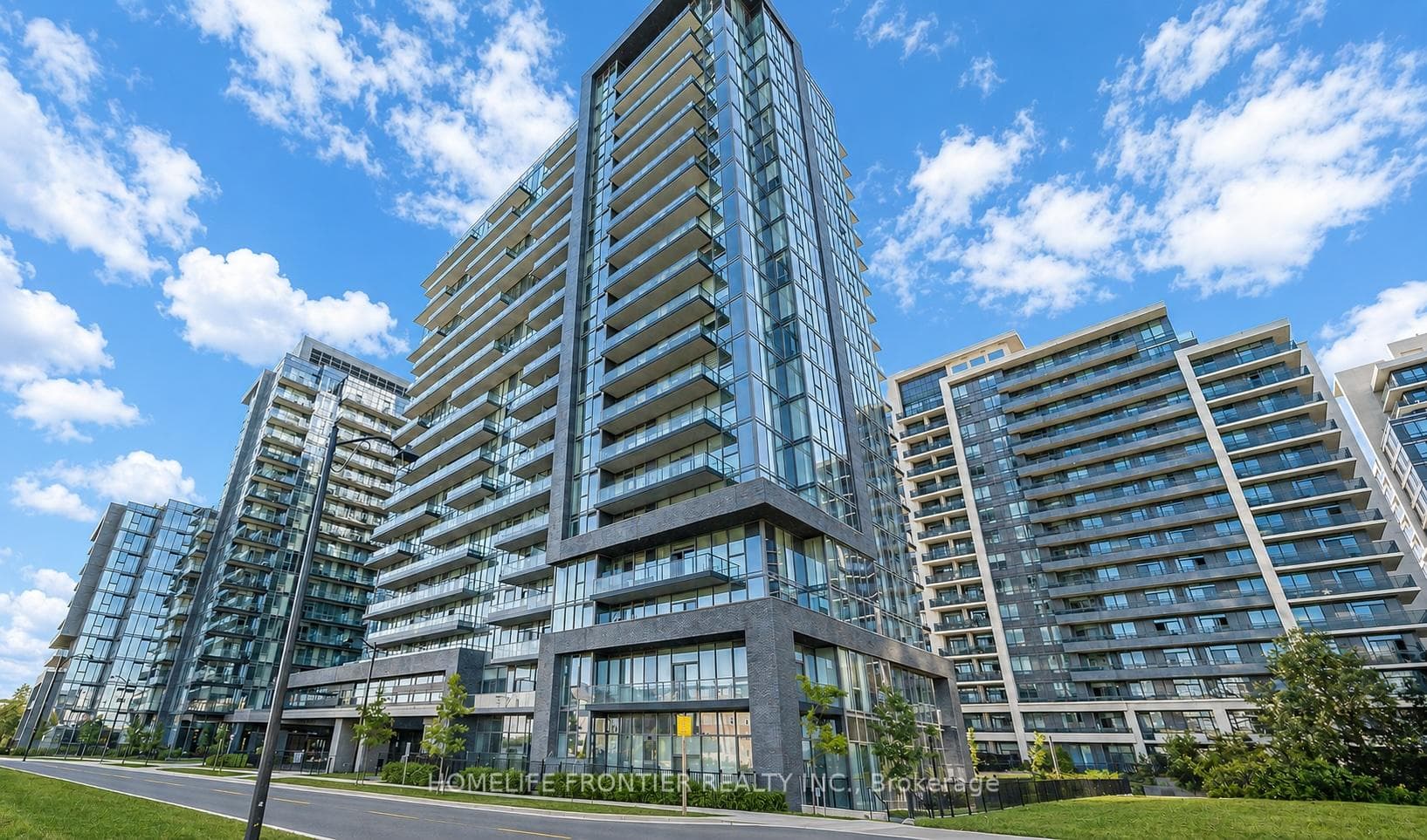 20 Gatineau Drive 301, Vaughan, ON L4J 0L3