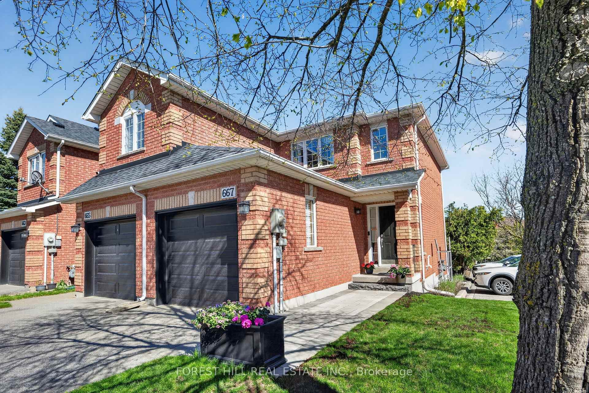 667 Macnab Gate 4, Newmarket, ON L3Y 8S5