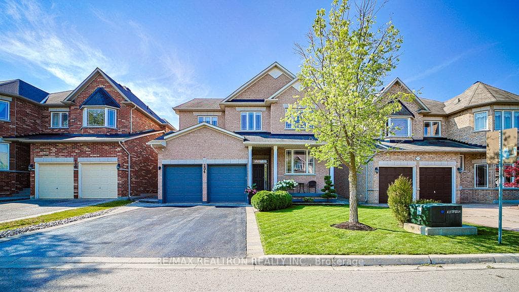 204 Ivy Jay Crescent, Aurora, ON L4G 0E9