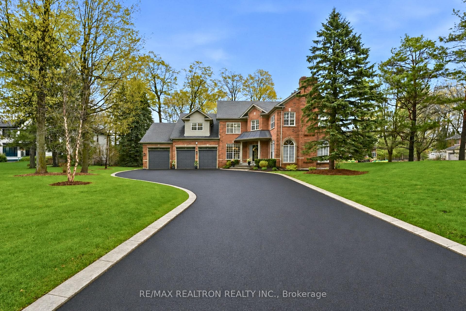 4 Lenarthur Court, Aurora, ON L4G 6M2