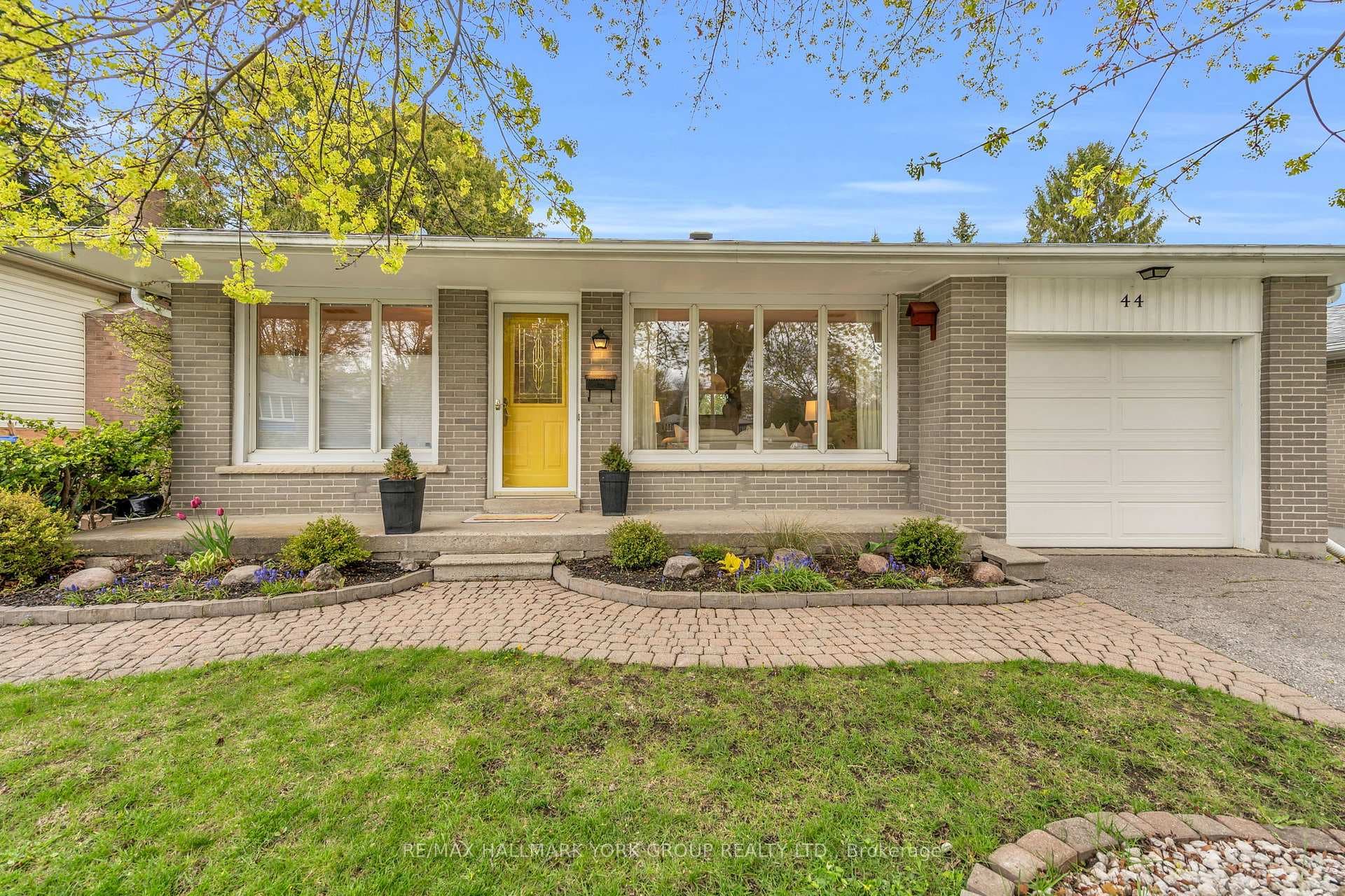 44 Kemano Road, Aurora, ON L4G 2Y3
