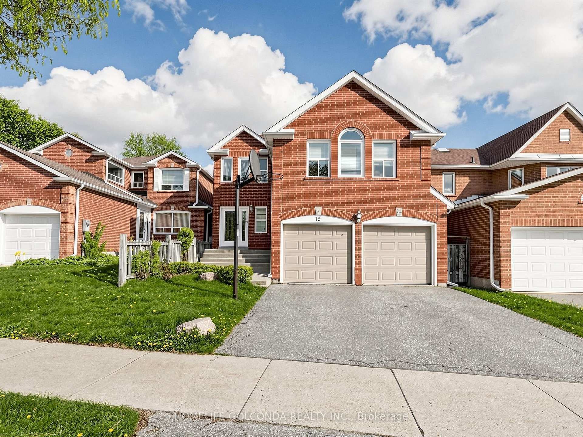 19 Thornbury Circle, Vaughan, ON L4J 5C1