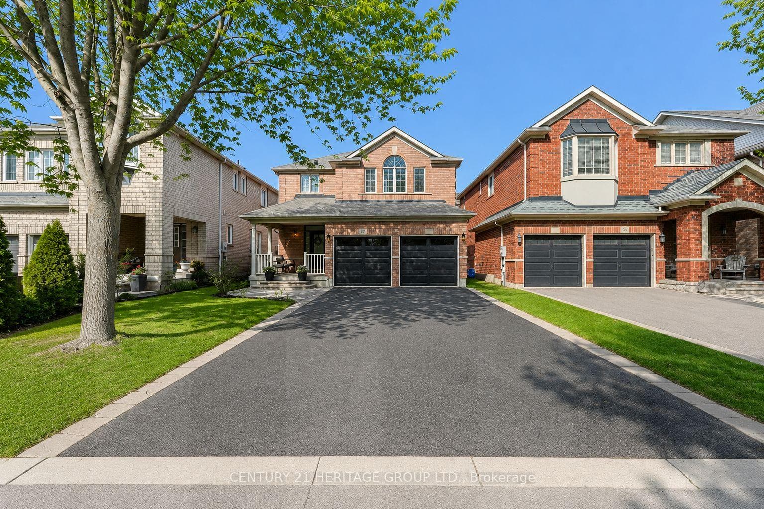 996 Oaktree Crescent, Newmarket, ON L3X 2Z2
