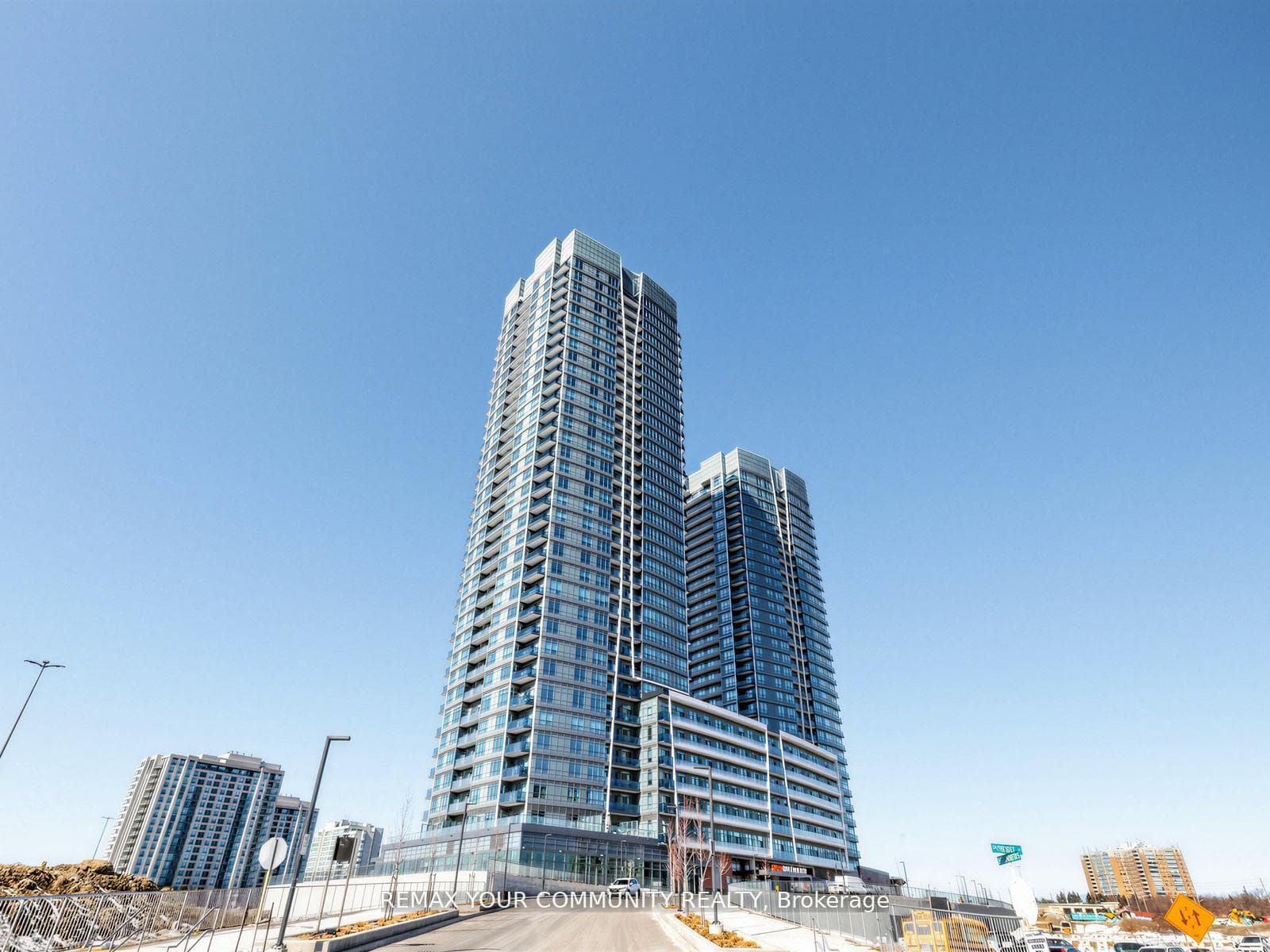 30 Upper Mall Way 1510, Vaughan, ON L4J 4P8