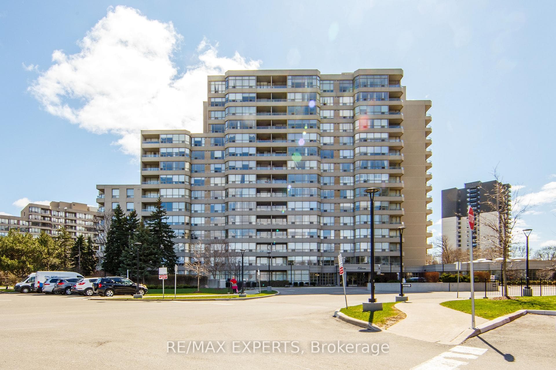 11 Townsgate Drive 1102, Vaughan, ON L4J 8G4
