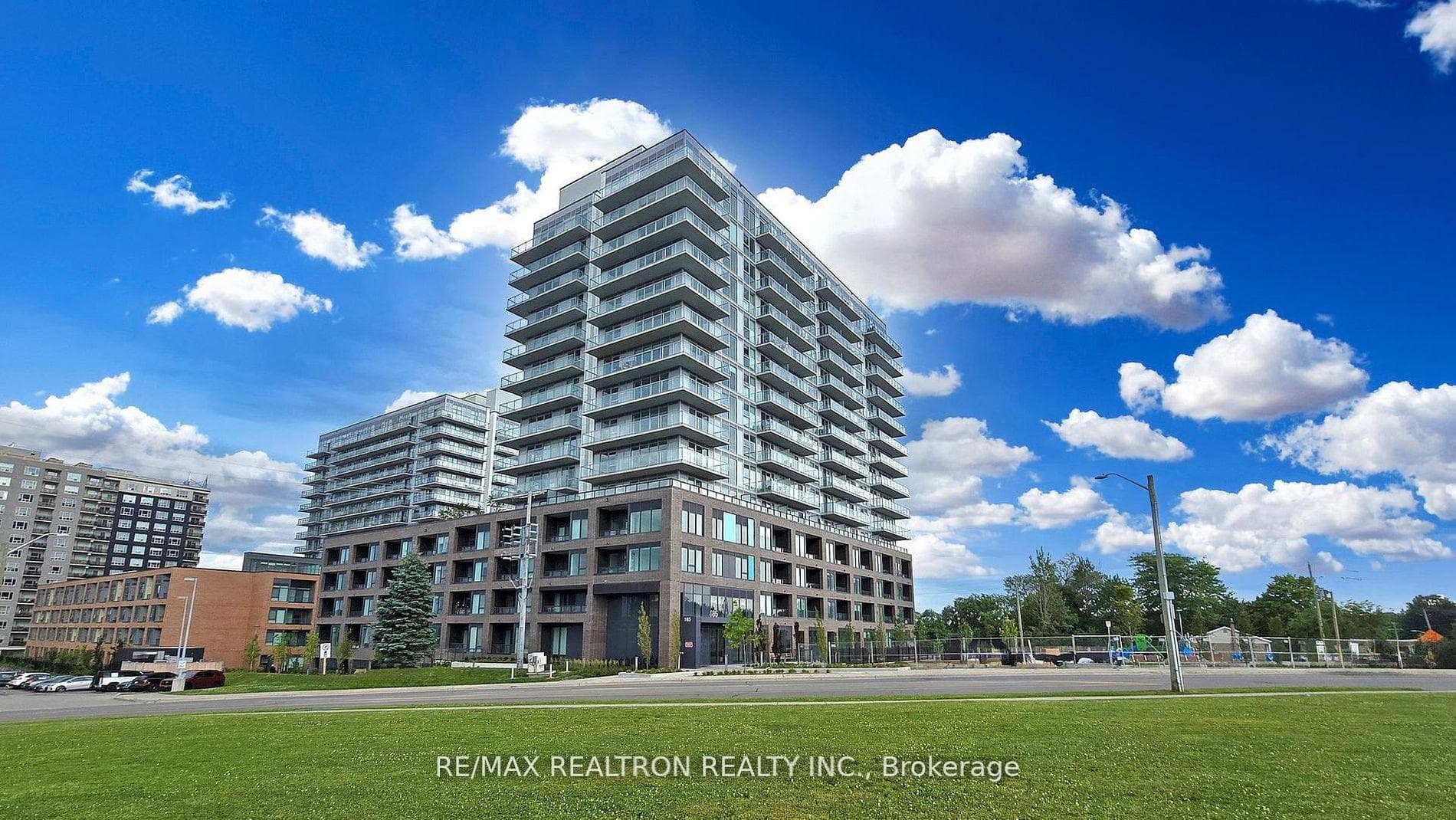 185 Deerfield Road 909, Newmarket, ON L3Y 0G7
