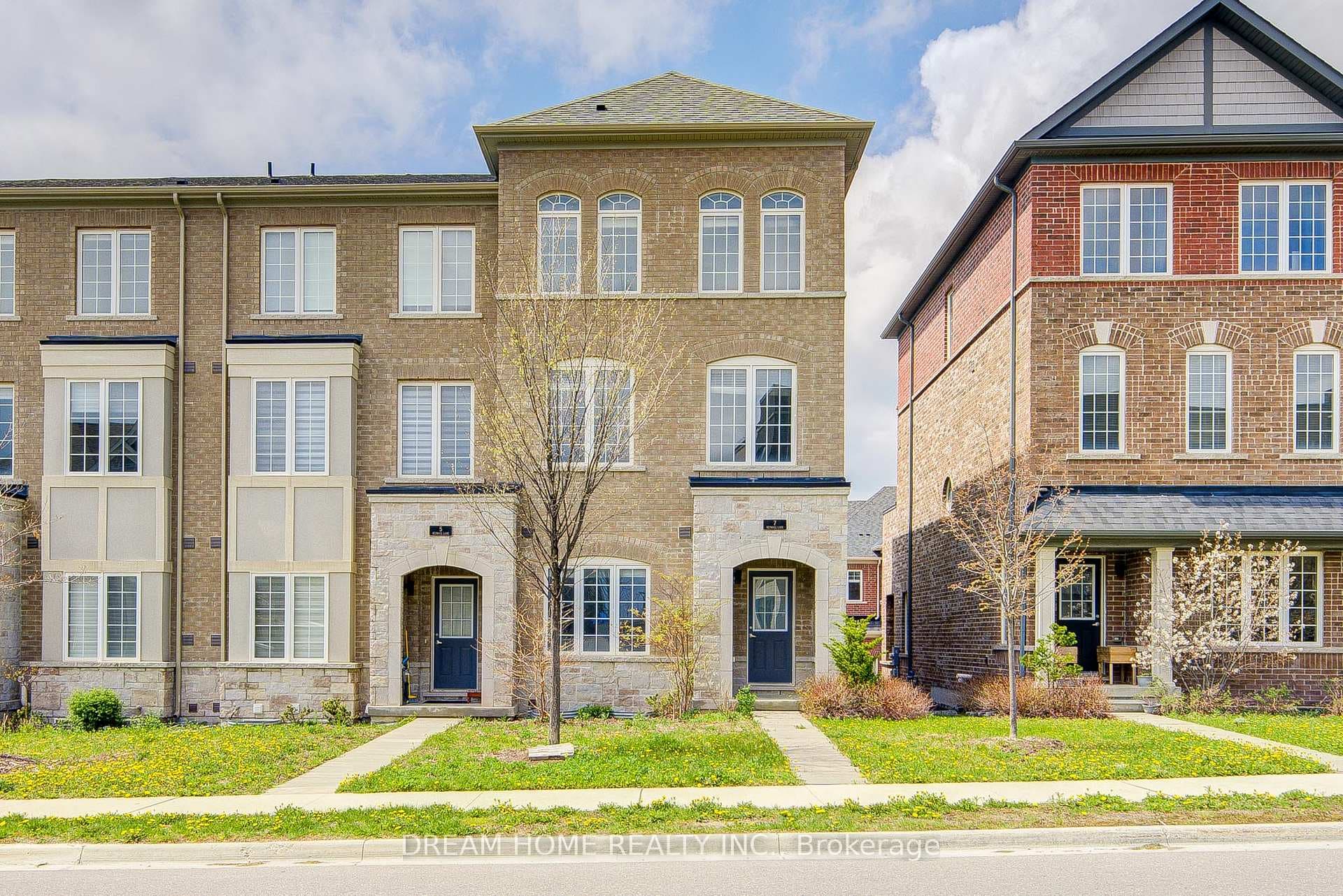 7 Heswall Lane, Newmarket, ON L3Y 0E1