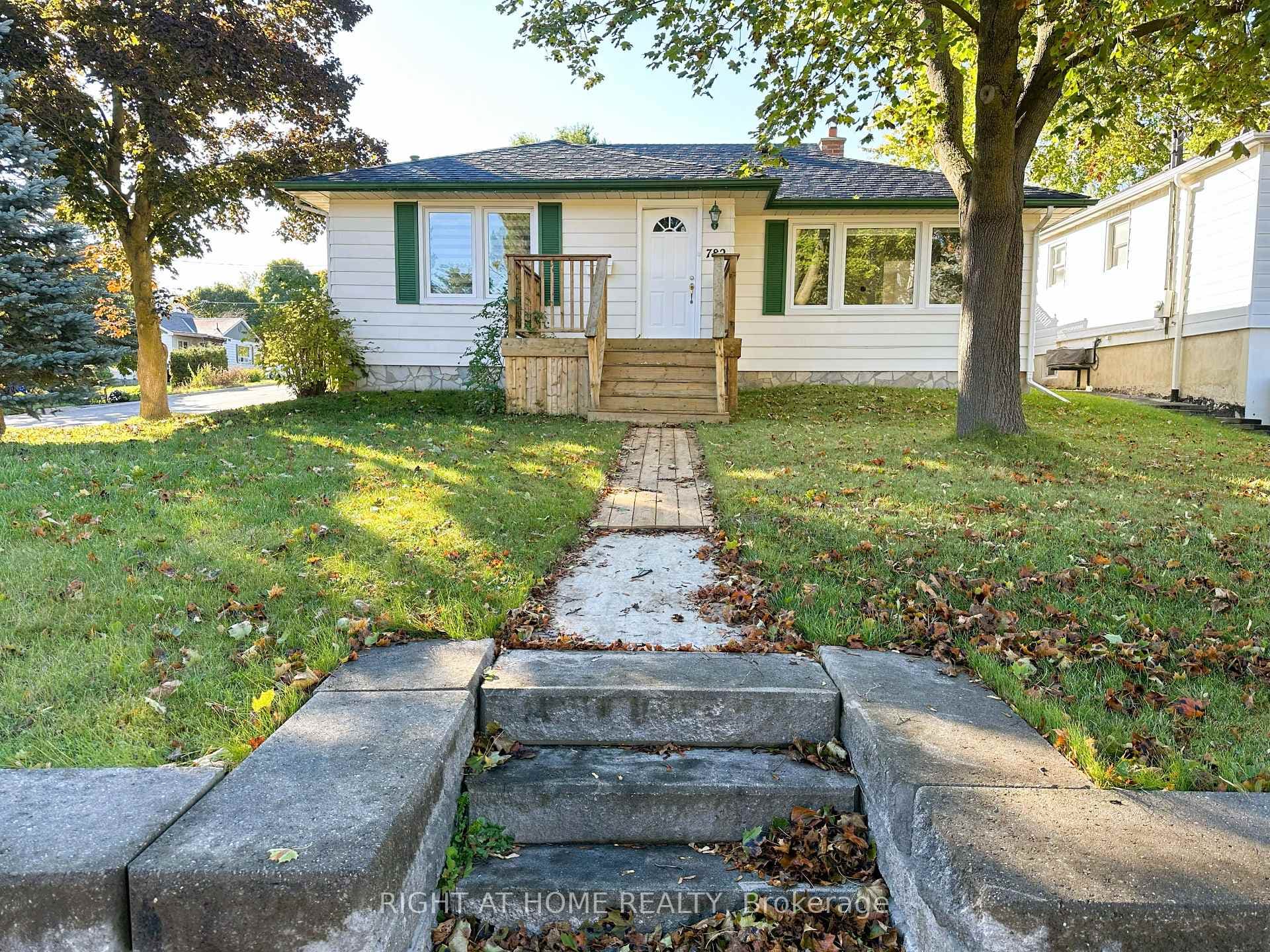 782 Gorham Street, Newmarket, ON L3Y 1L6