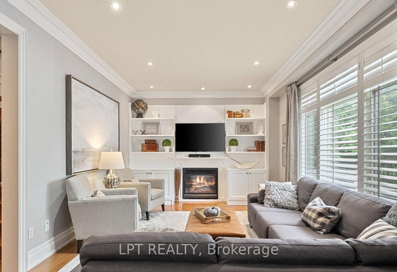 112 Tyler Street, Aurora, ON L4G 2N3