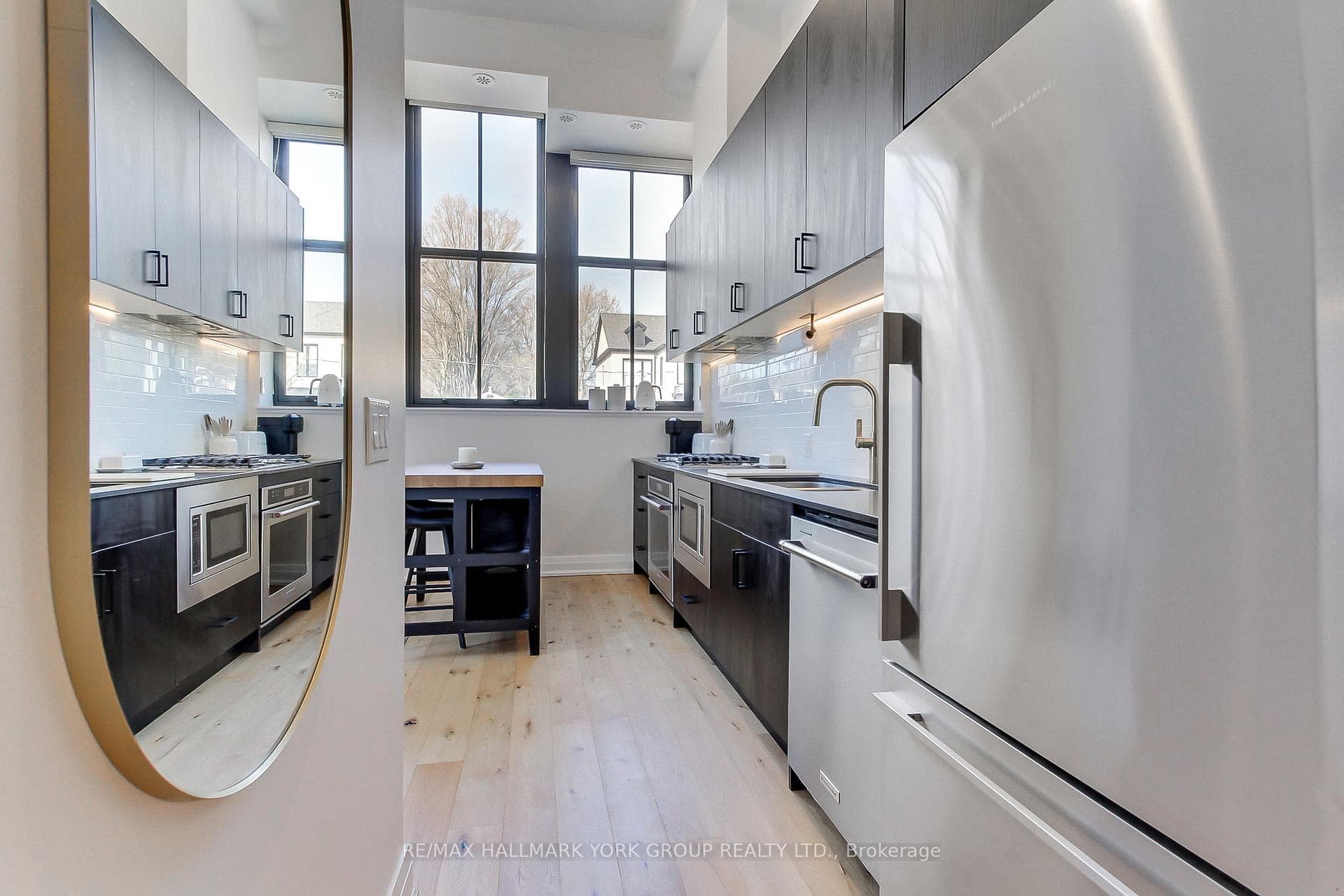 400 Park Avenue 203, Newmarket, ON L3Y 1V8